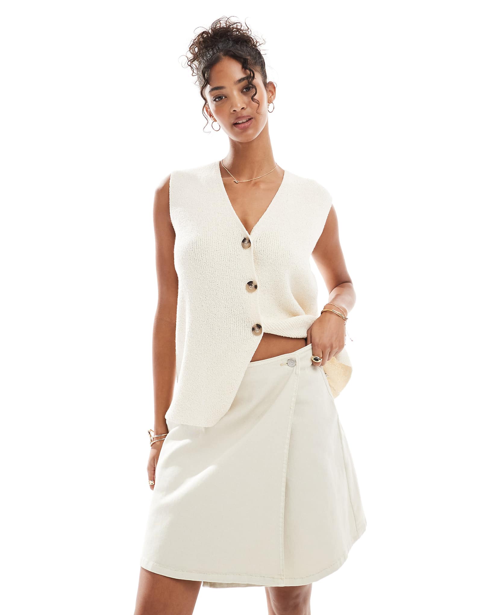 Pieces wrap front twill mini skirt in fog cream 7790₽