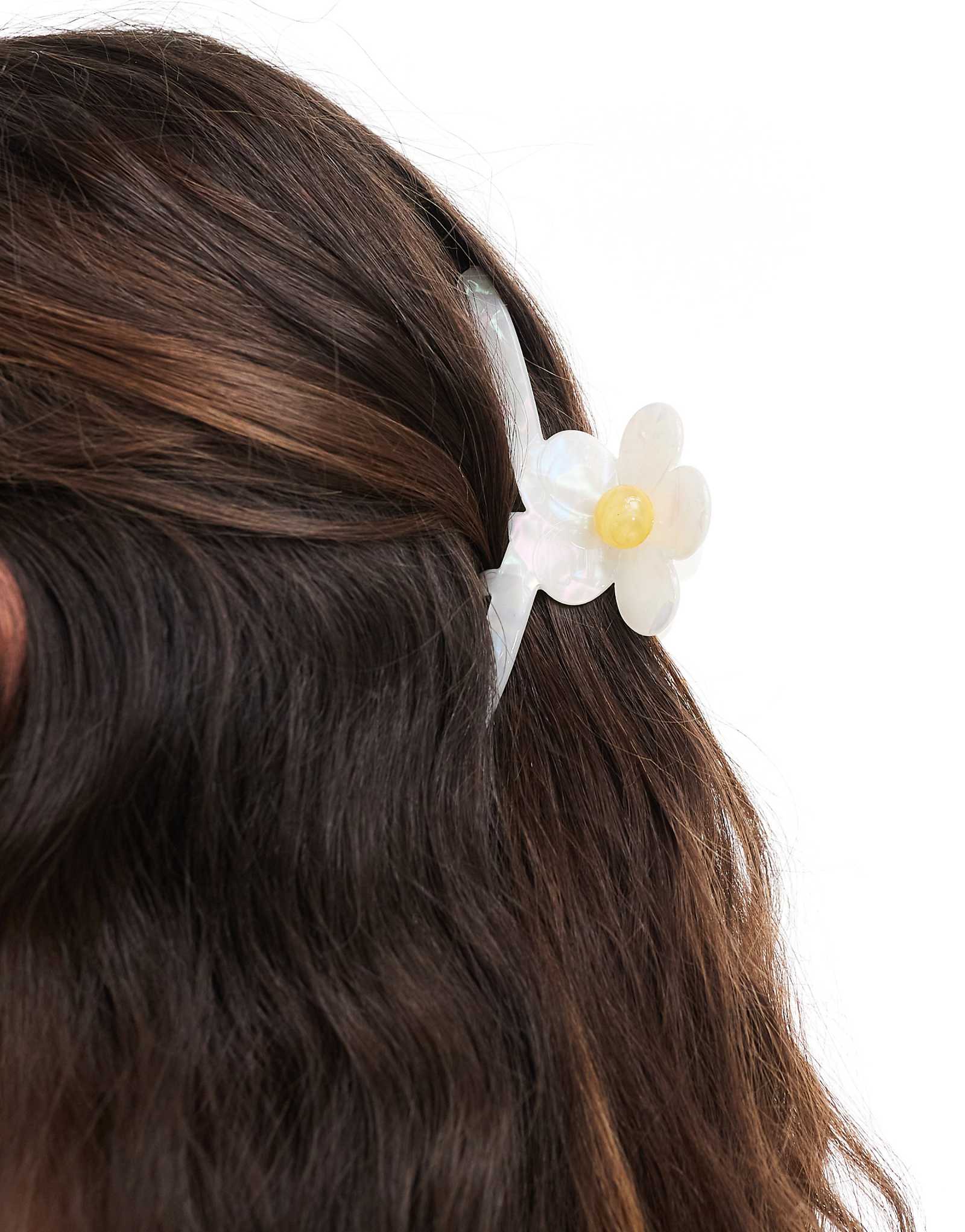 Pieces marbled effect daisy hair claw in white 2490₽