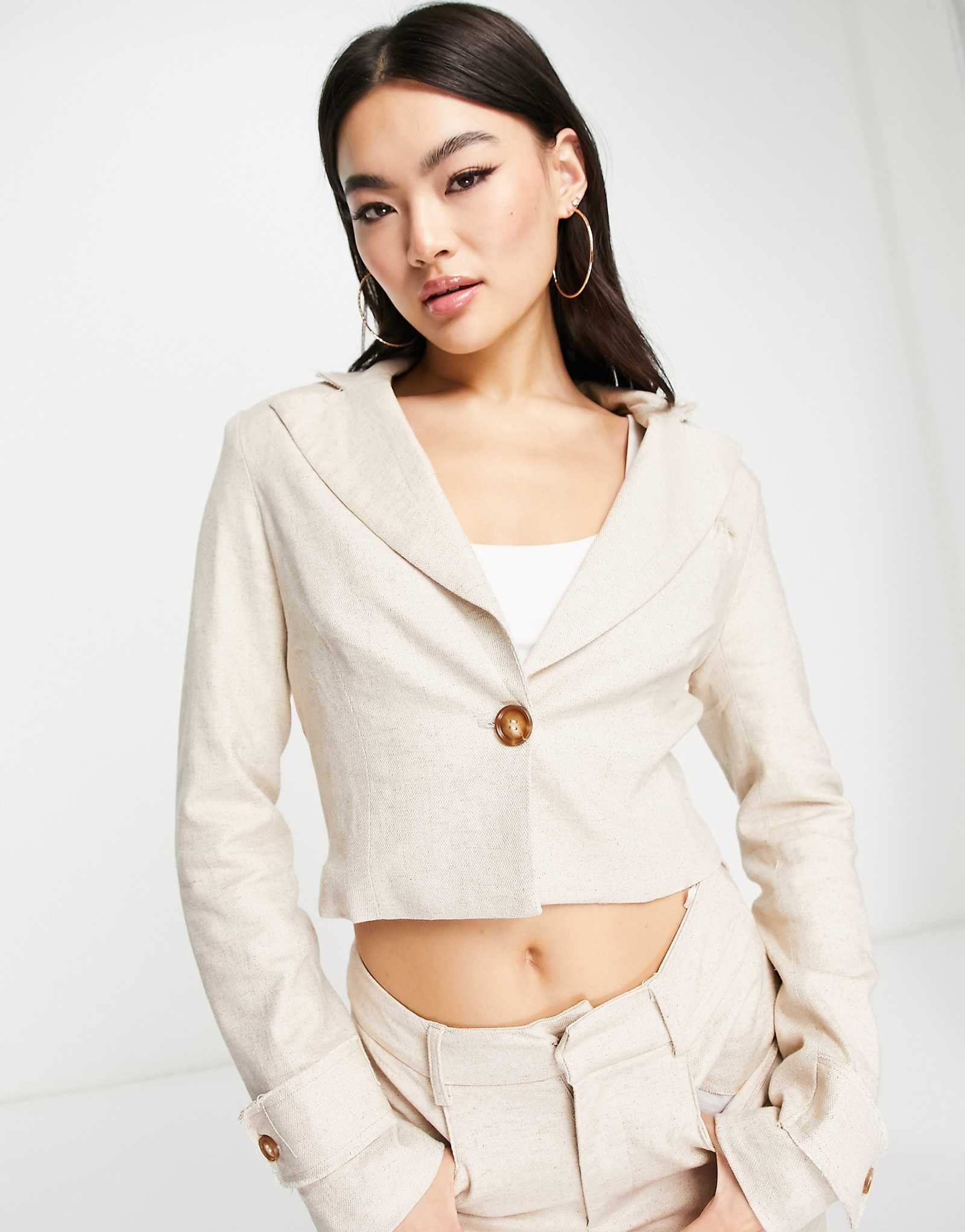 Amy Lynn cropped blazer in stone 15290₽