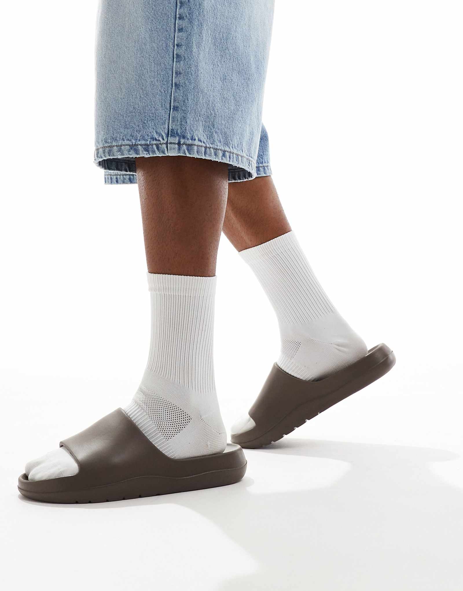 ASOS DESIGN chunky slides in brown 4090₽