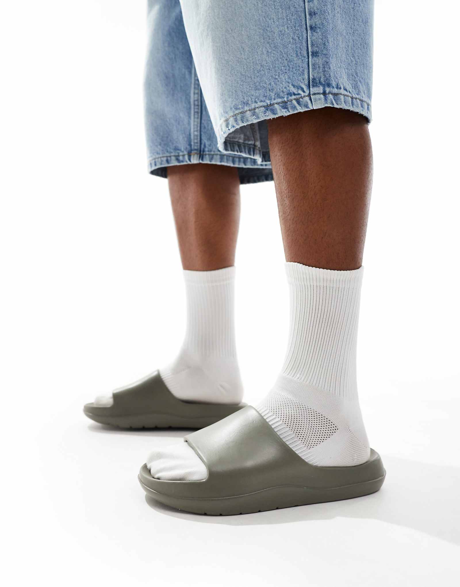 ASOS DESIGN chunky sliders in khaki 4590₽