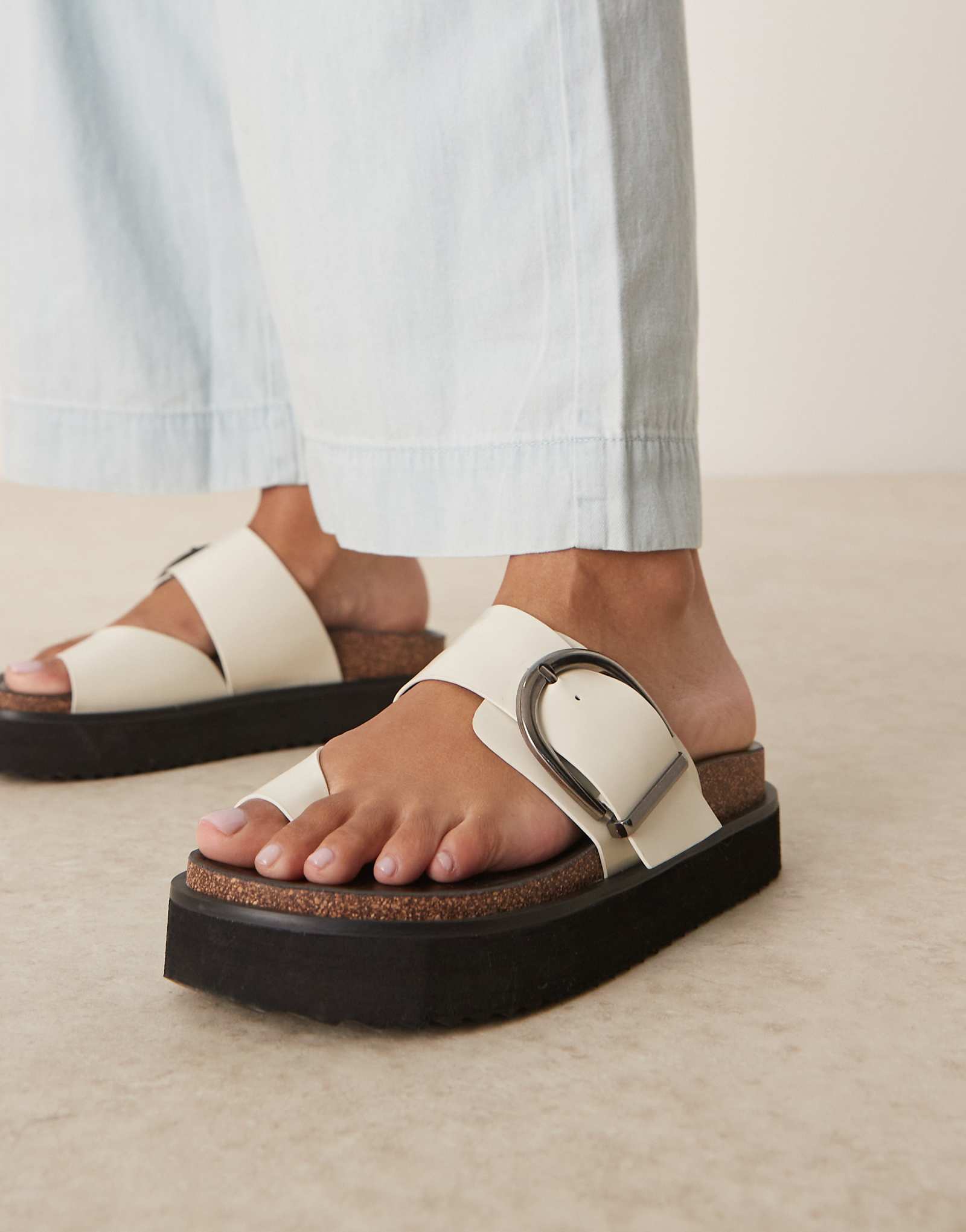 ASOS DESIGN Fresh chunky footbed mules in off white 5490₽