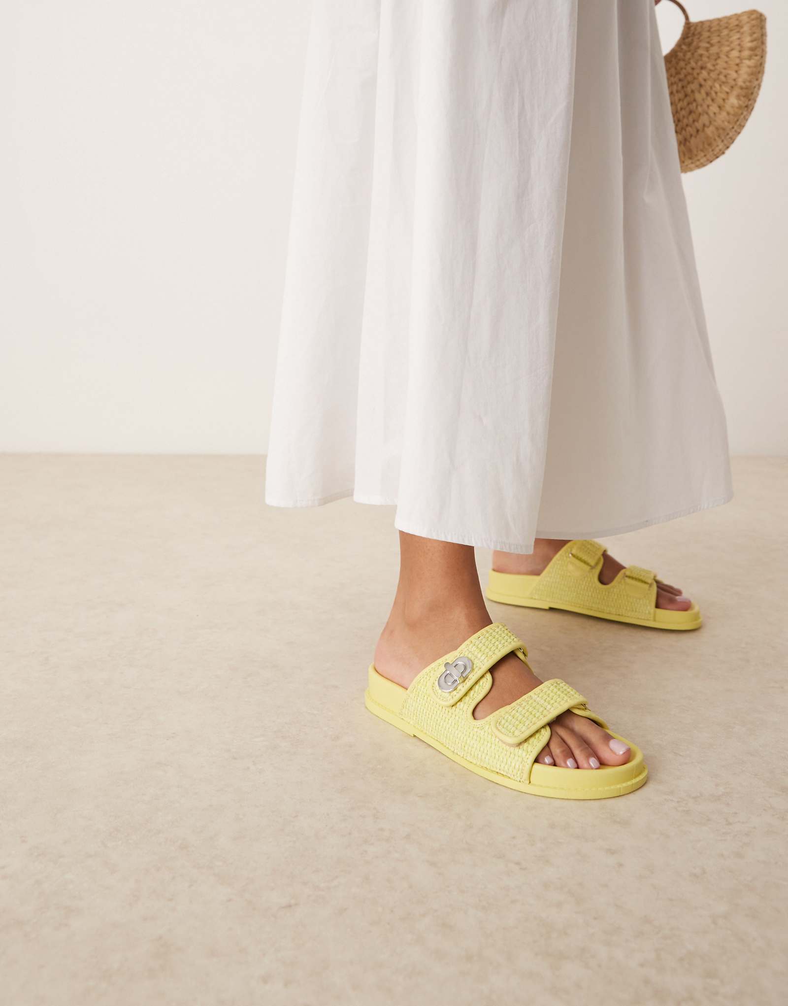 ASOS DESIGN Fawn footbed slides with twist lock in lime 3390₽