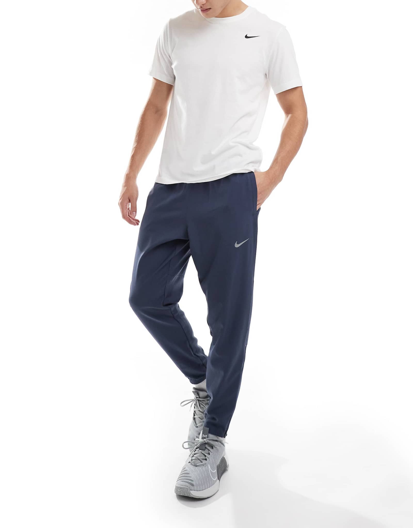 Nike Running Challenger woven sweatpants in dark blue 15290₽