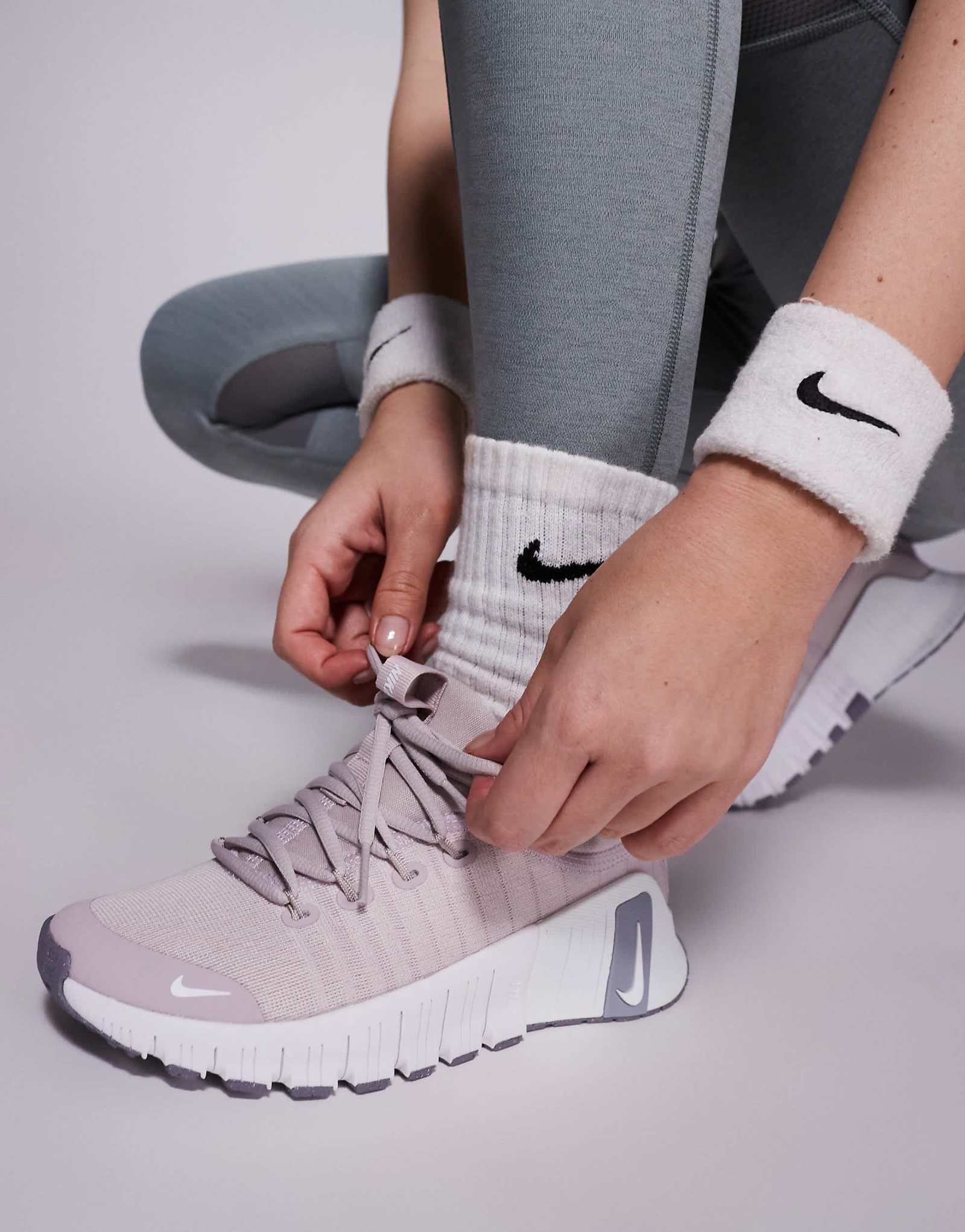 Nike Training Free Metcon 6 sneakers in light pink and white 24490₽