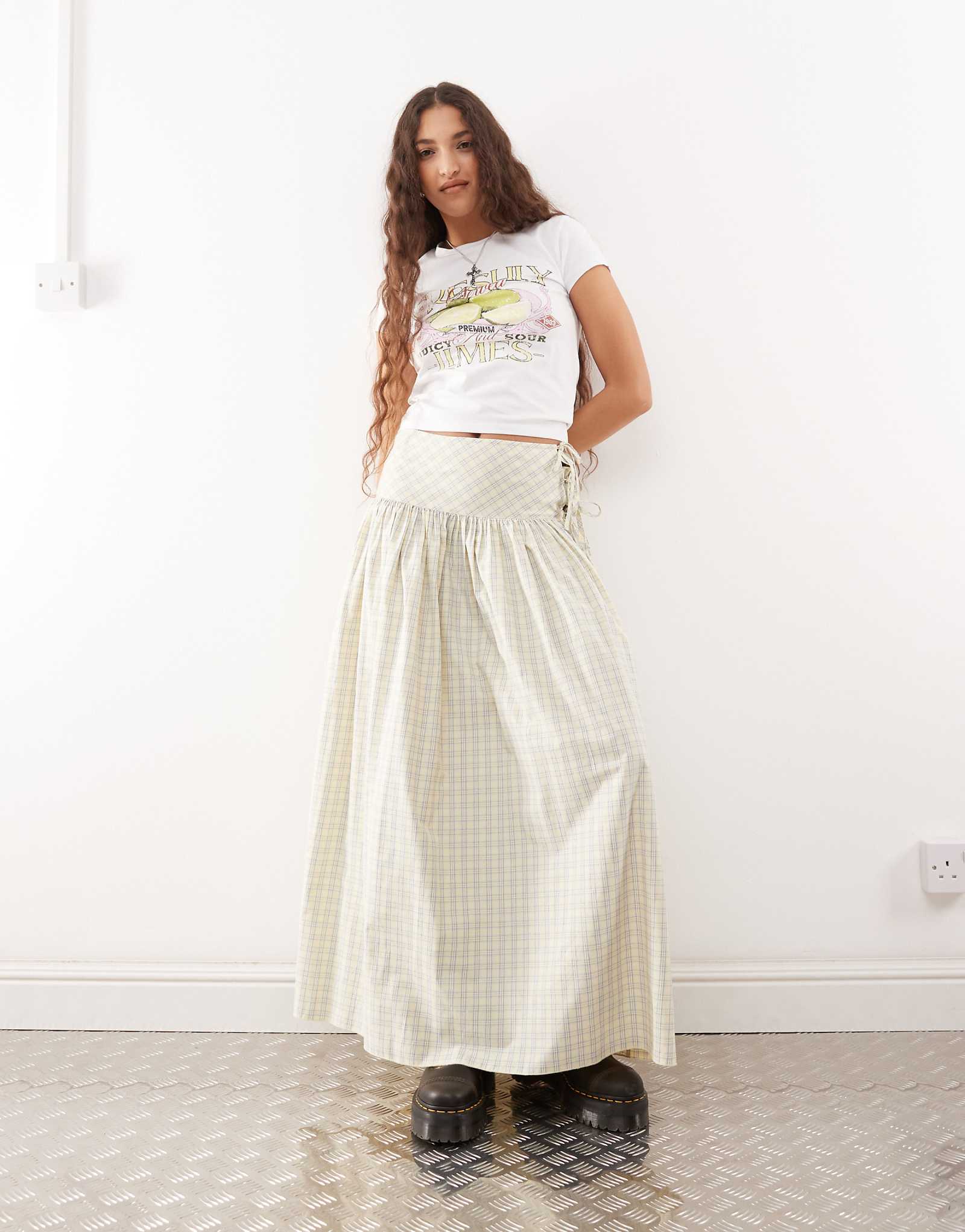 COLLUSION drop waist print maxi skirt in yellow check 10390₽
