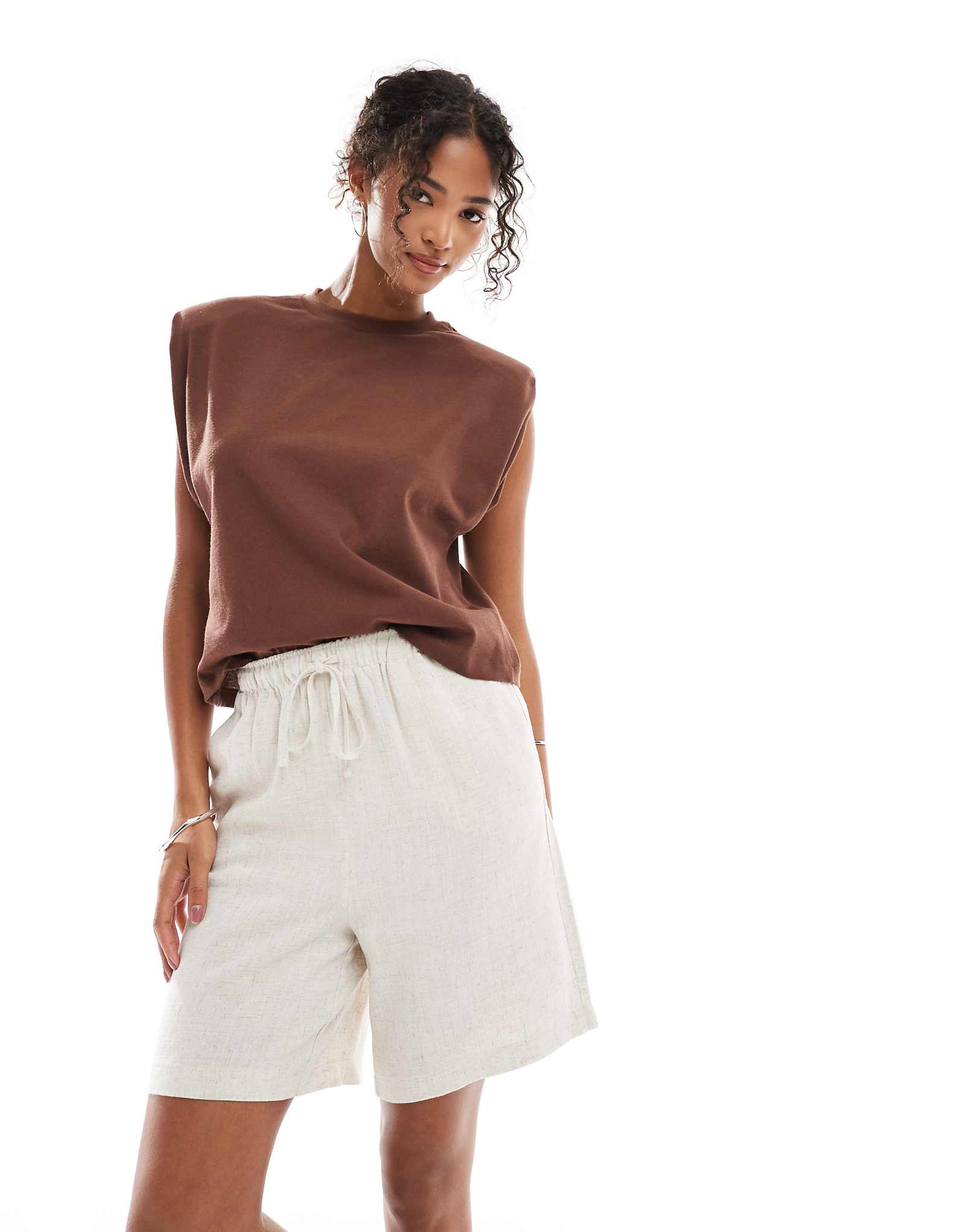 ONLY pull up linen mix shorts in beige 9590₽