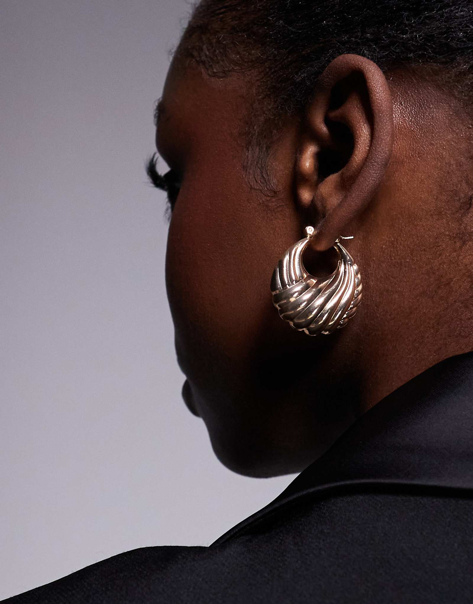 Kaiia ribbed hoop earrings in gold