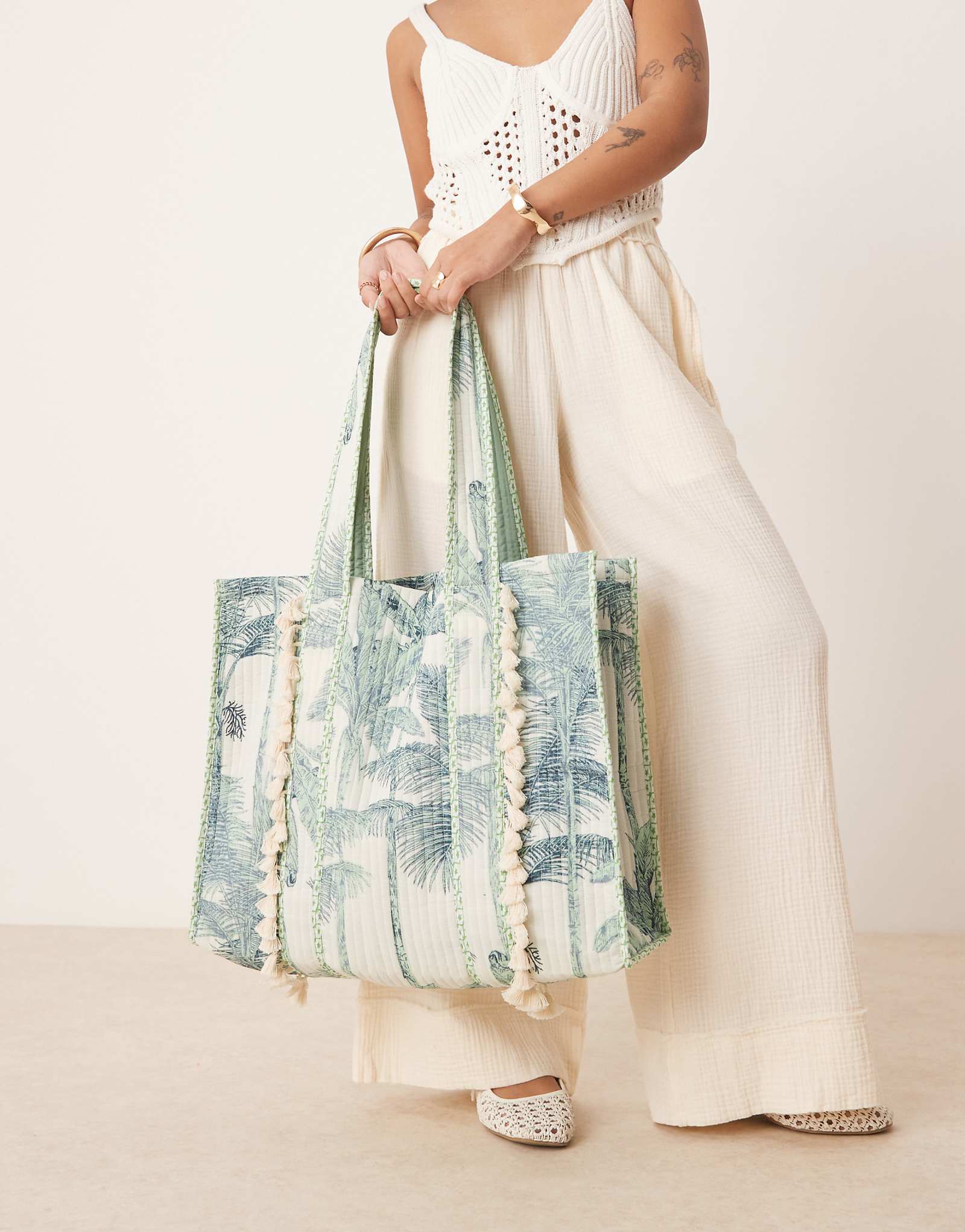 Accessorize extra large palm print quilted shopper in blue 8790₽