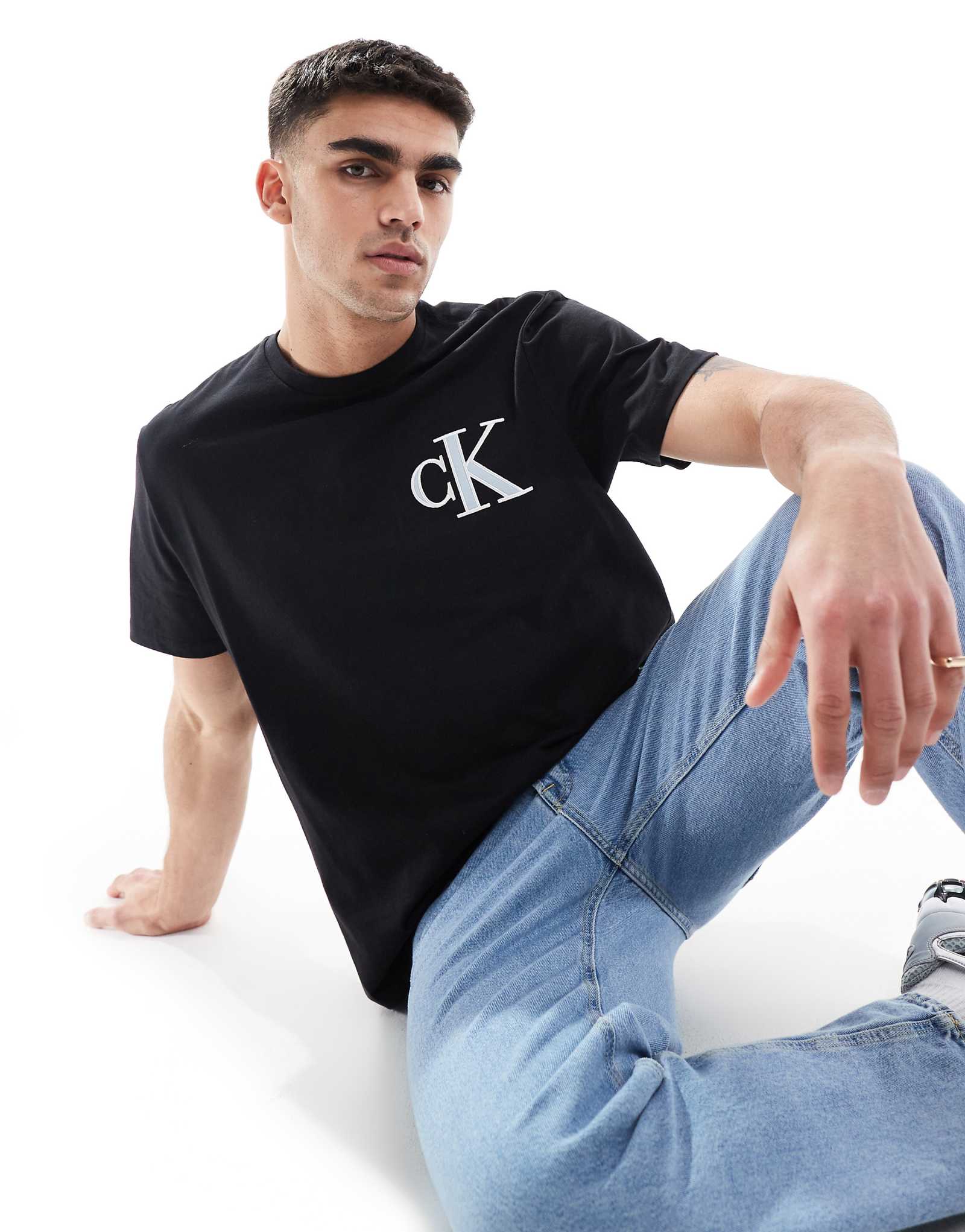 Calvin Klein Jeans patch logo relaxed T-shirt in black 7590₽