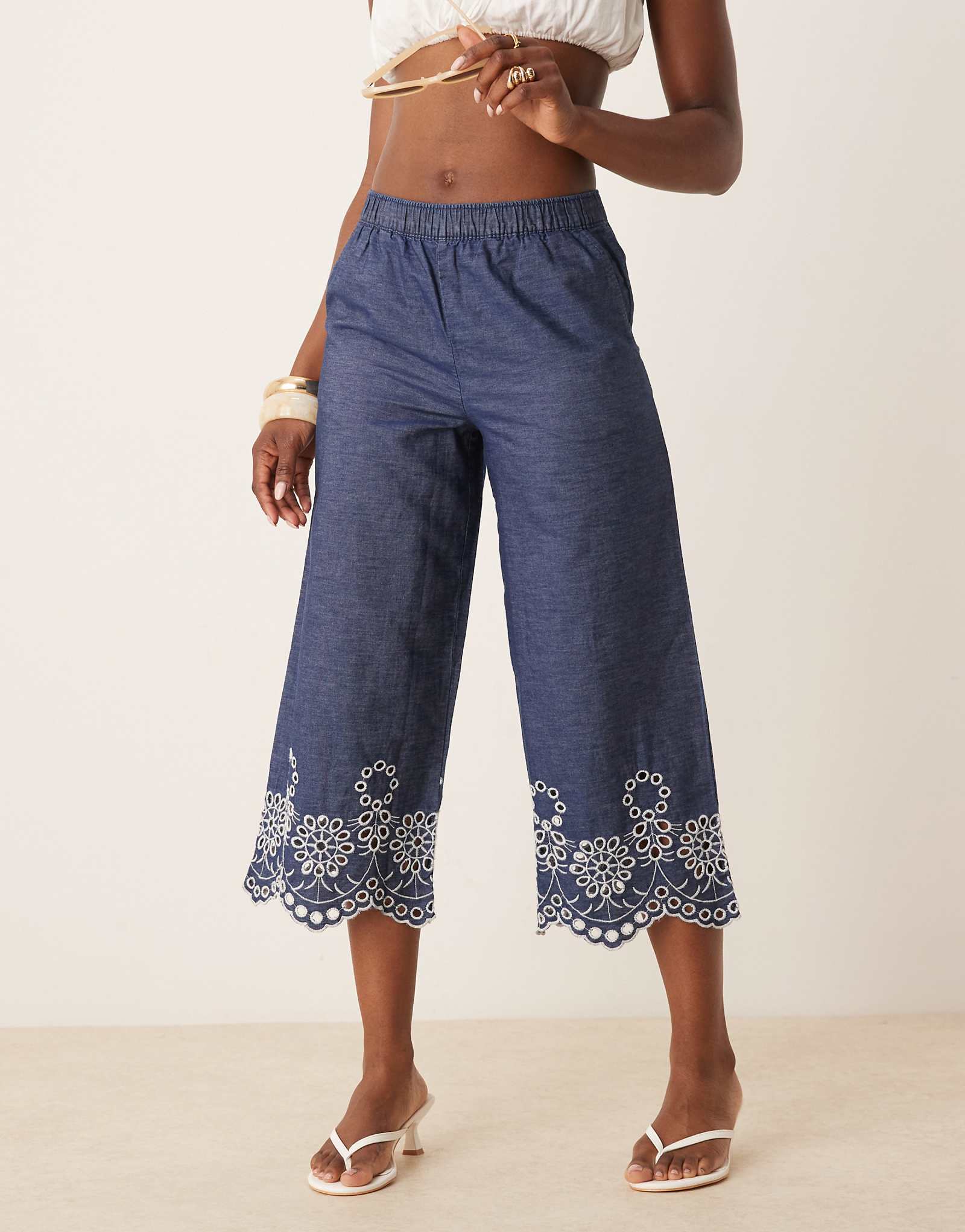 JDY embroidery detail cropped pants in mid blue wash 7890₽