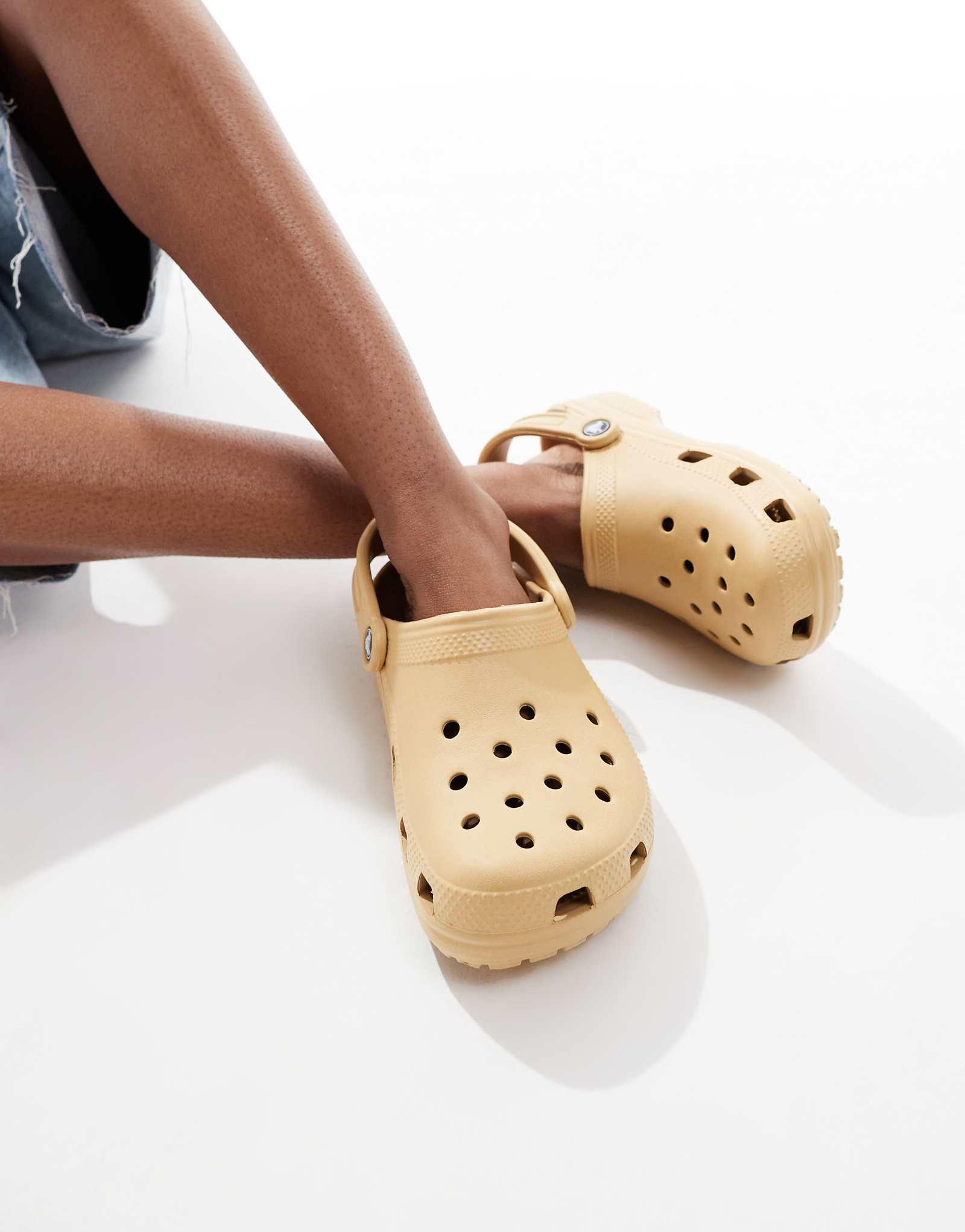 Crocs classic clogs in wheat 7090₽