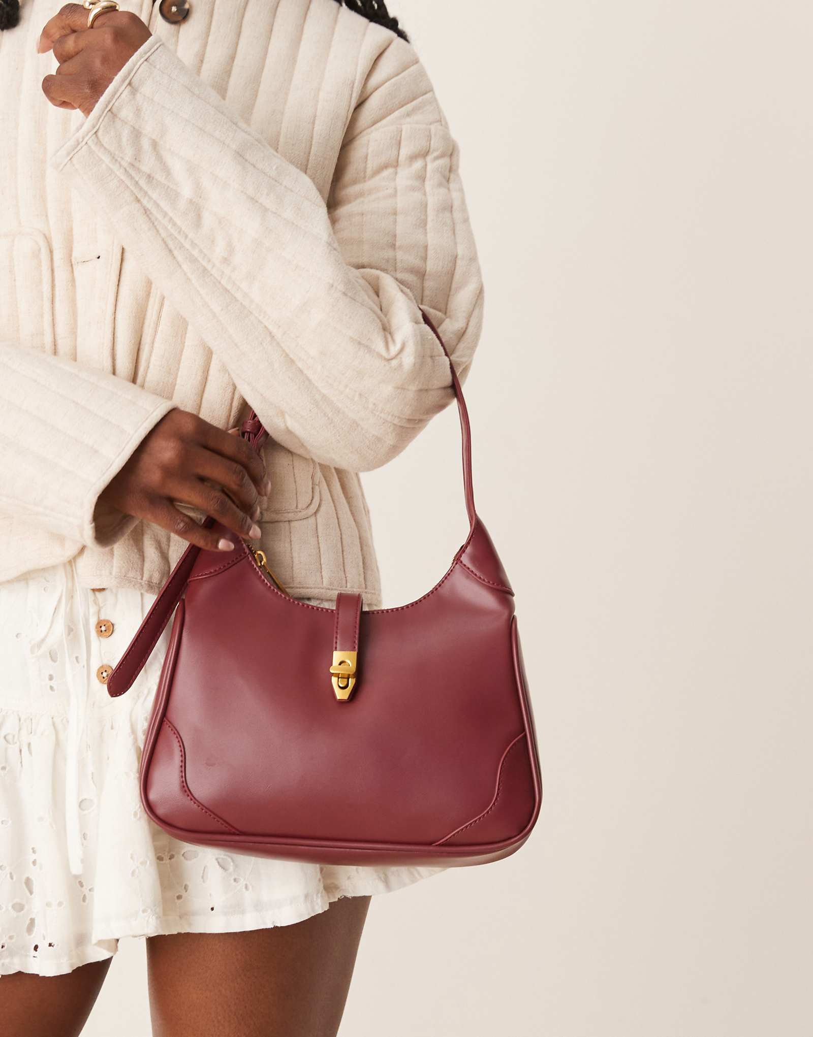 Gina Tricot one handle shoulder bag with gold buckle in red burgundy 13890₽