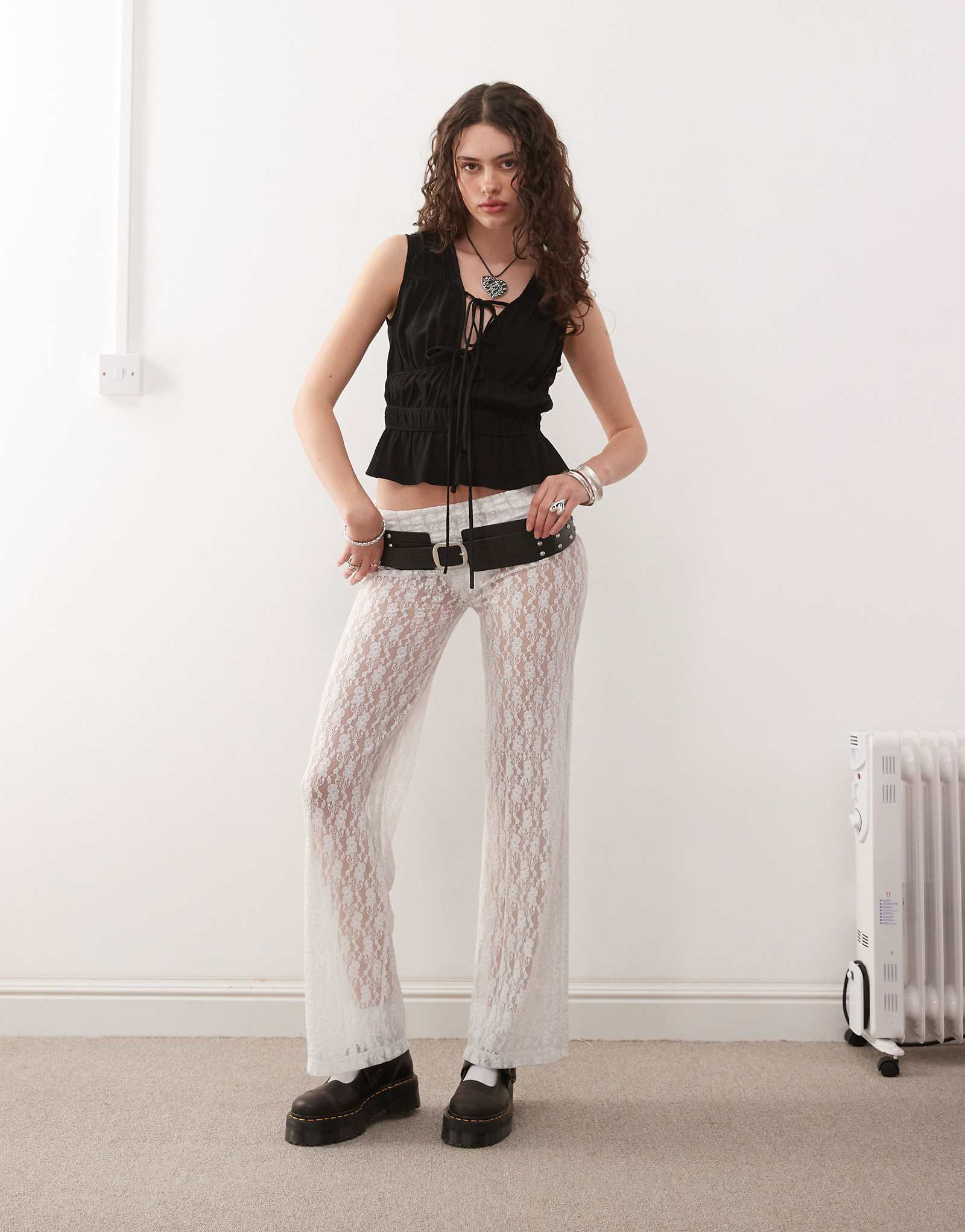 COLLUSION fold over yoga pants in white lace 5390₽