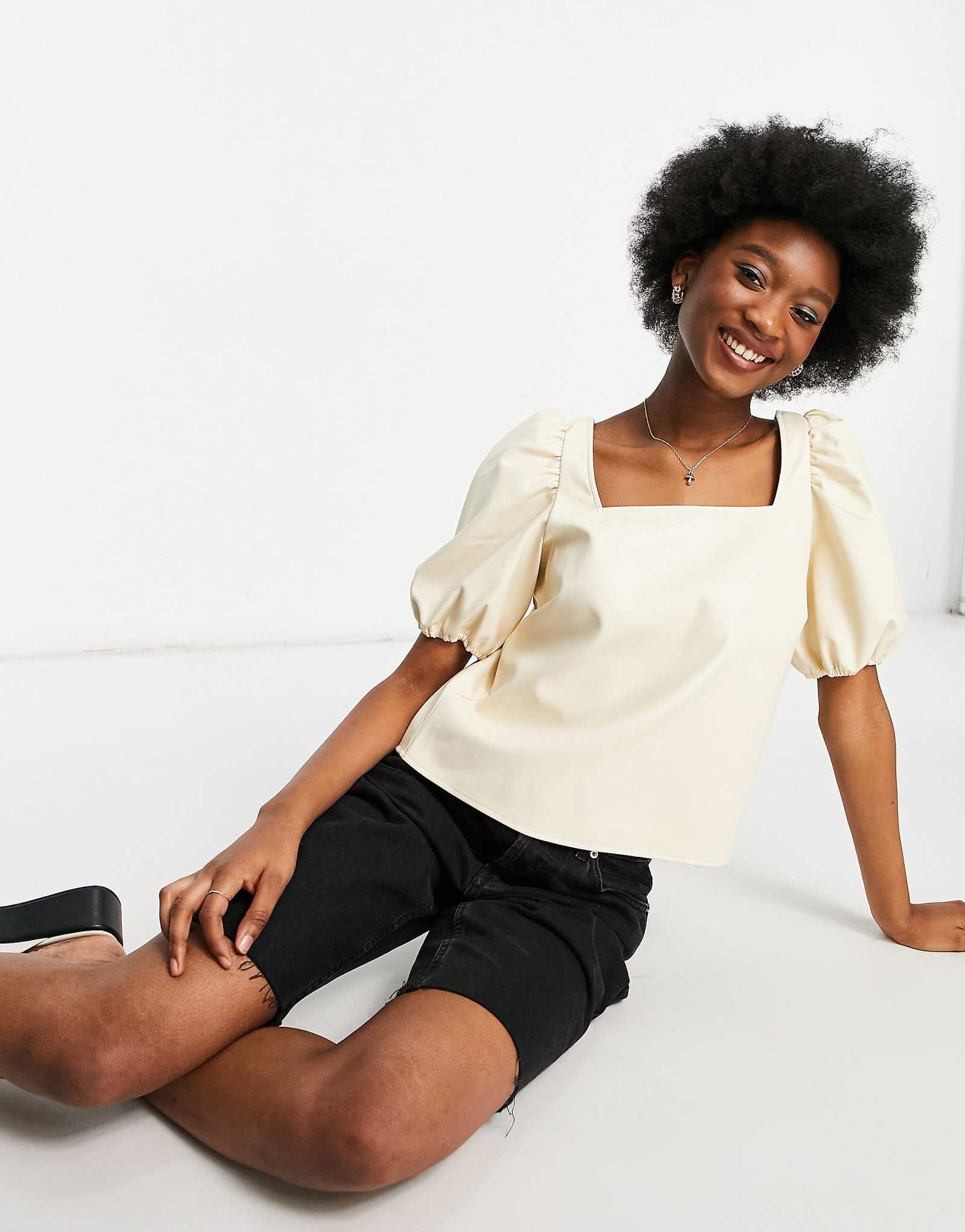 Pieces Martha faux leather puffed sleeve square neck top in cloud dancer - part of a set 7590₽