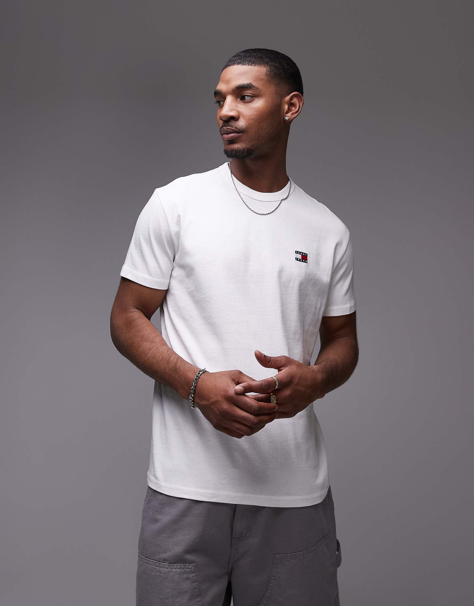 Tommy Jeans regular badge t-shirt in white 9790₽