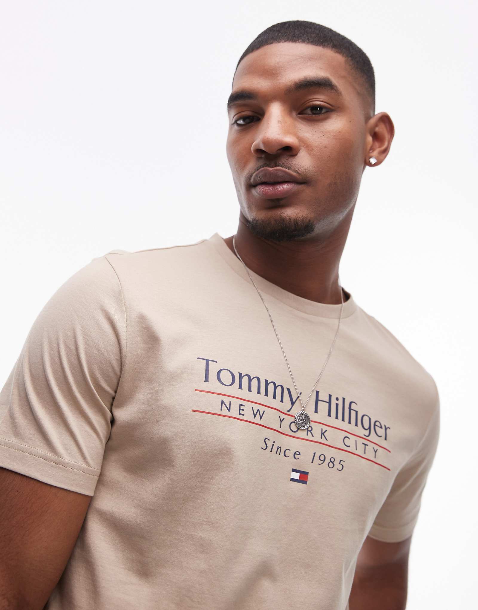 Tommy Hilfiger center stack linear logo t-shirt in beige 8090₽