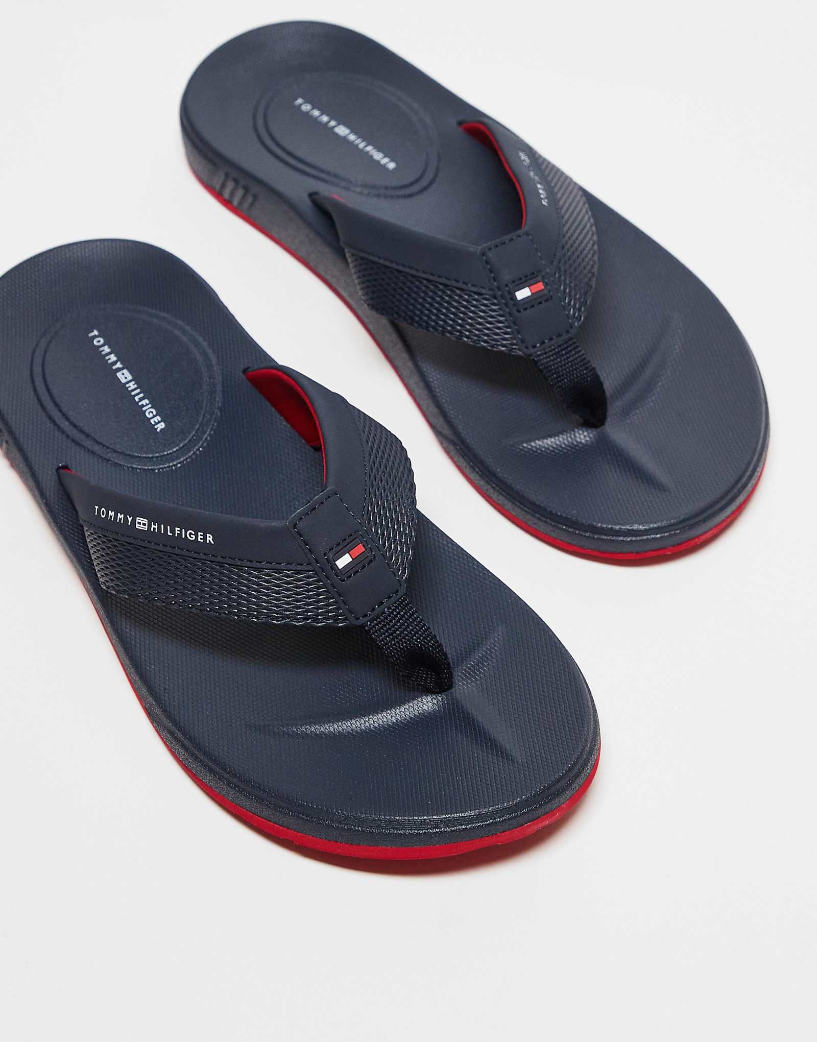 Пляжные шлепанцы Tommy Hilfiger темно-синего цвета 12590₽