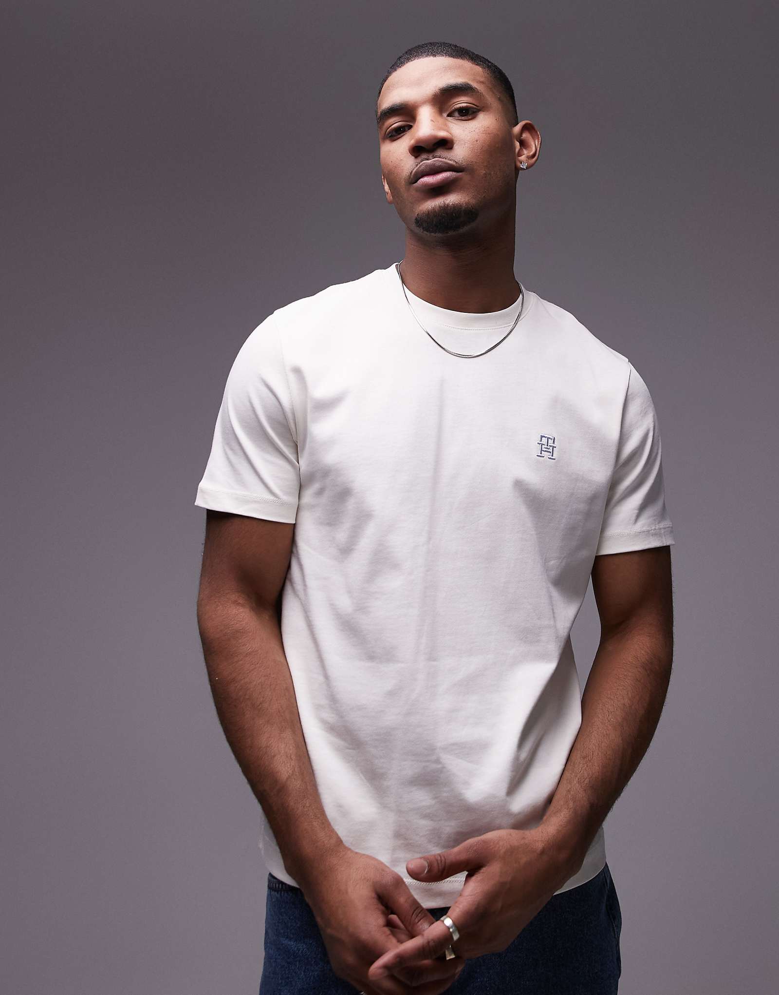 Tommy Hilfiger monogram logo T-shirt in off-white 11690₽