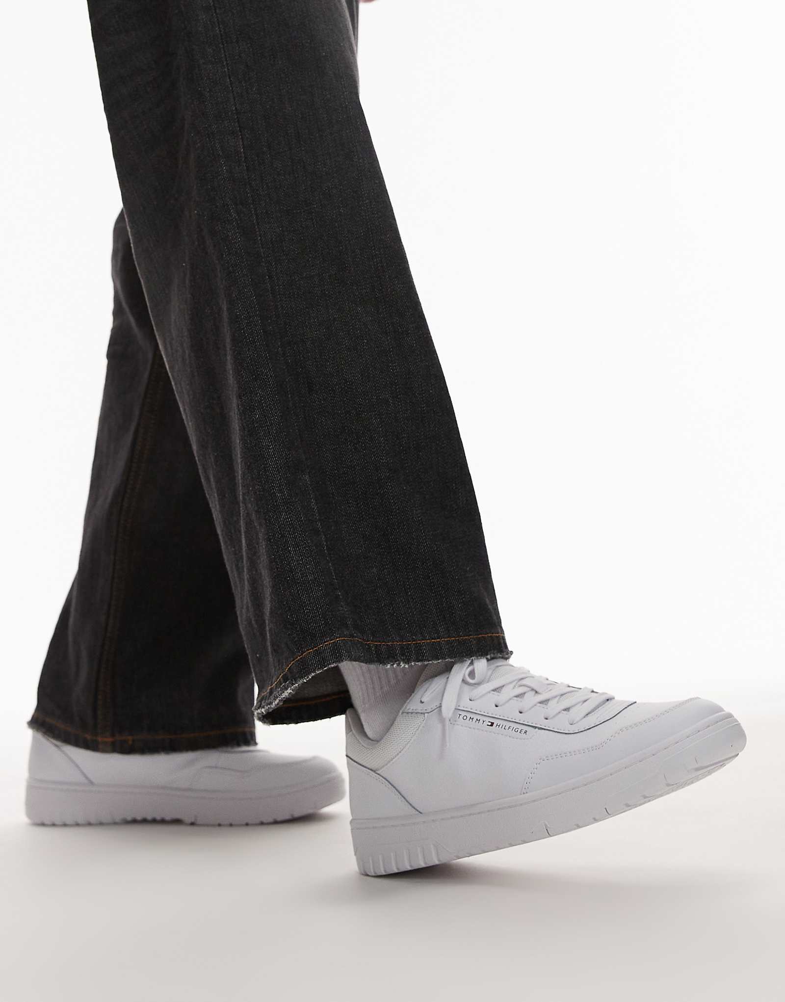 Tommy Hilfiger basket sneakers with perforated details in white 18790₽