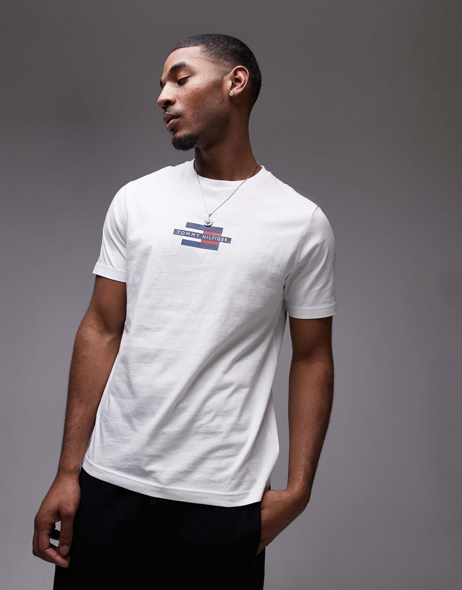 Tommy Hilfiger flag box logo t-shirt in white 8090₽