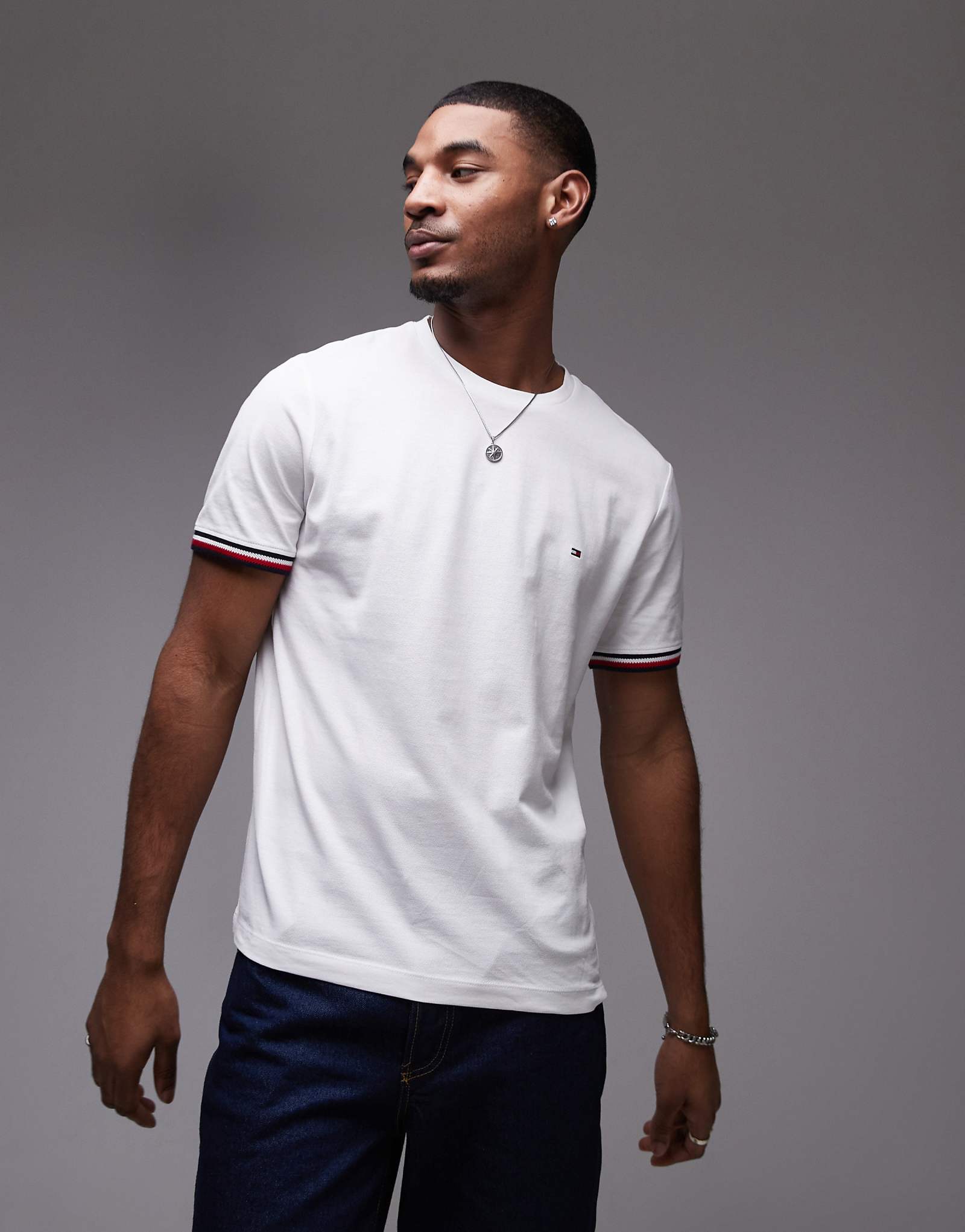 Tommy Hilfiger tipped T-shirt in white 10190₽