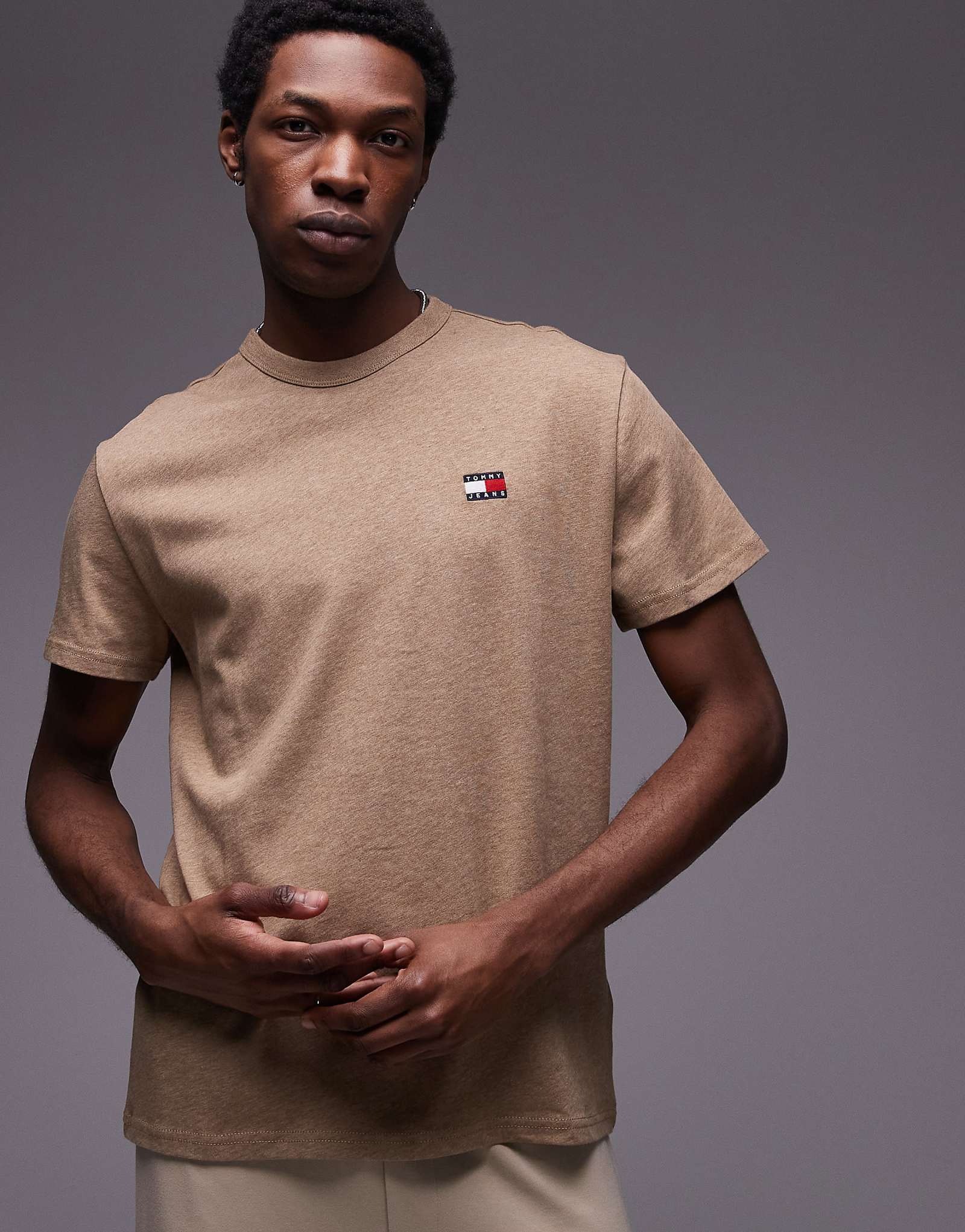 Tommy Jeans regular badge logo T-shirt in beige melange 8290₽
