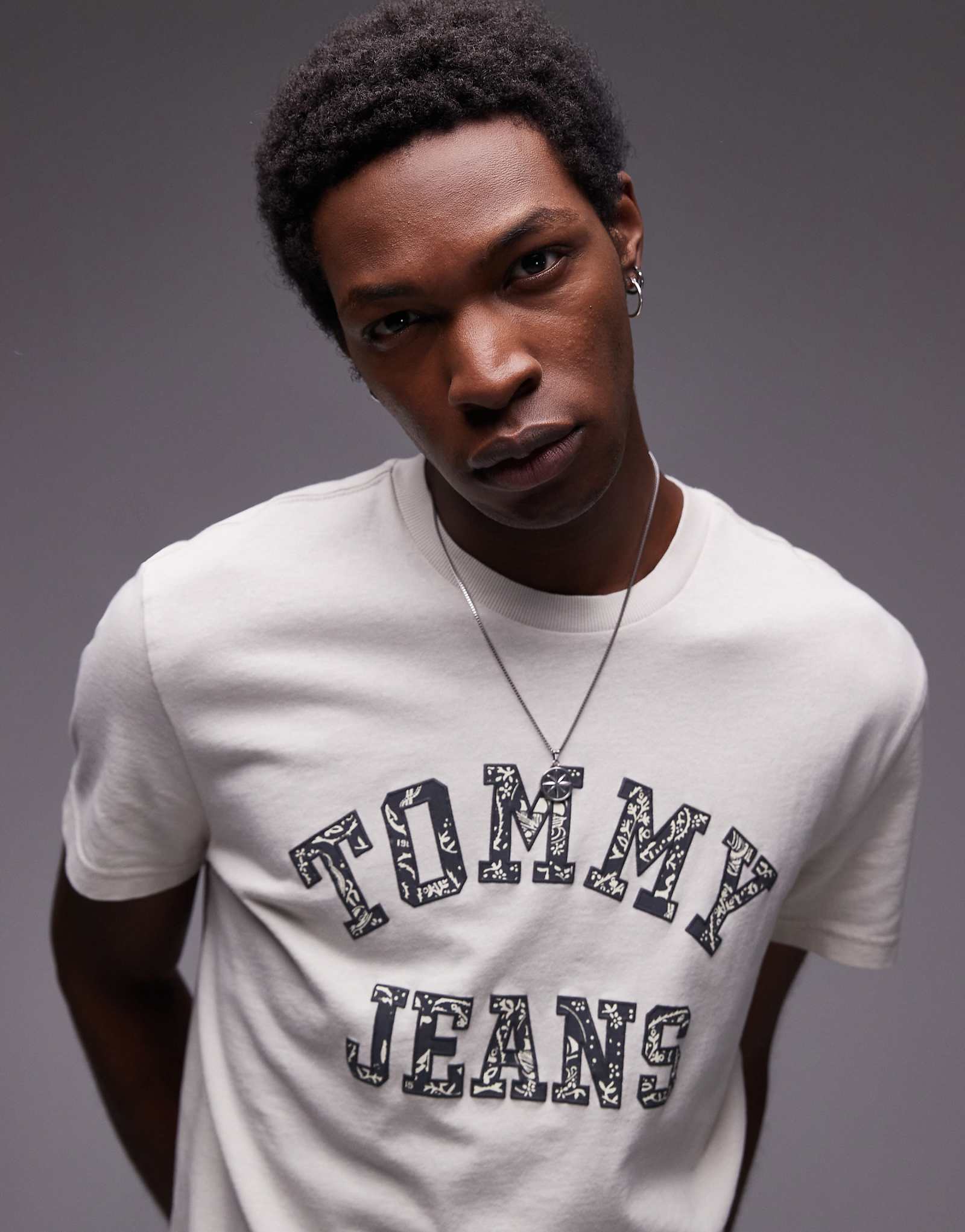 Tommy Jeans paisley varsity logo t-shirt in off white 7290₽