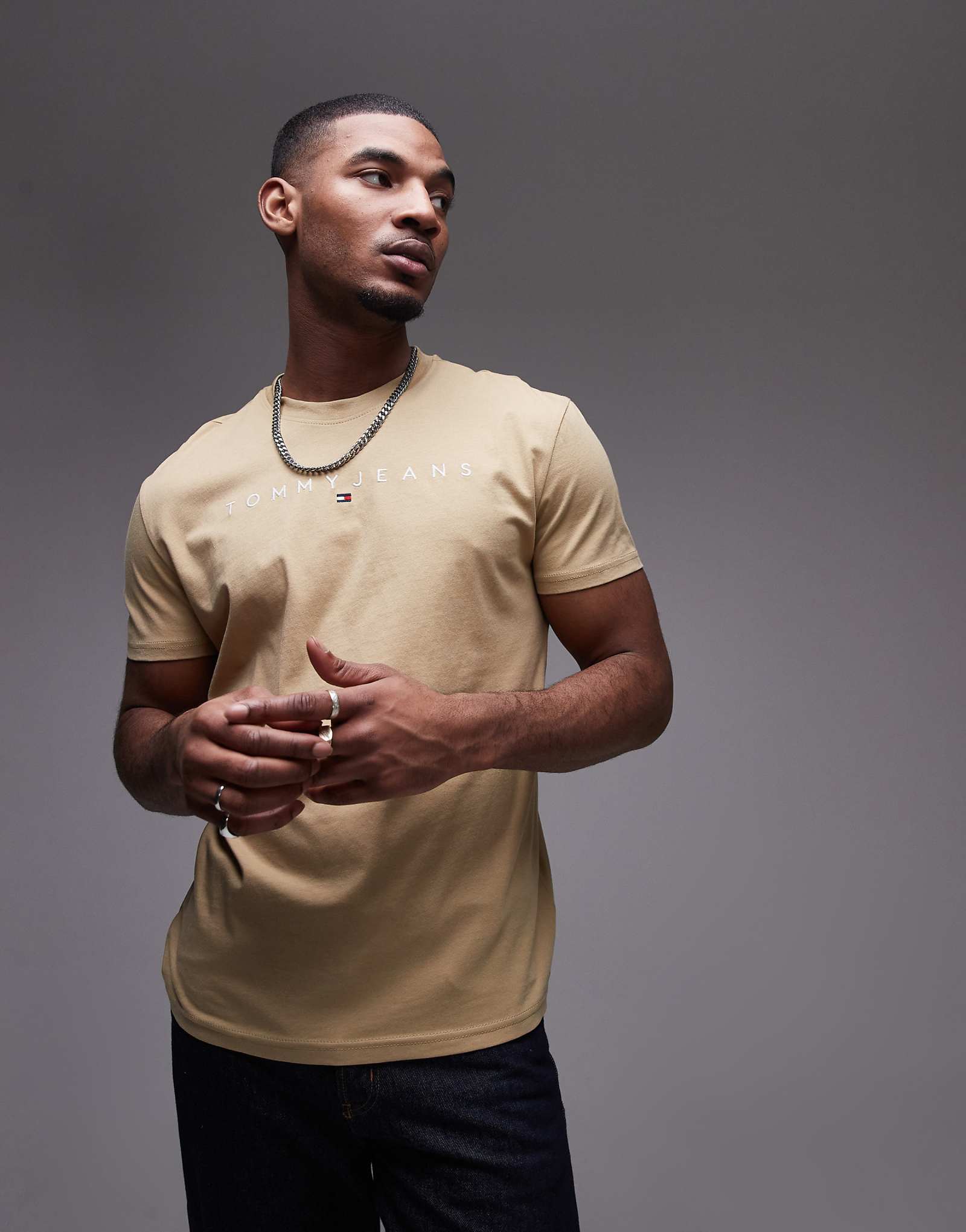 Tommy Jeans linear logo t-shirt in tan 8990₽