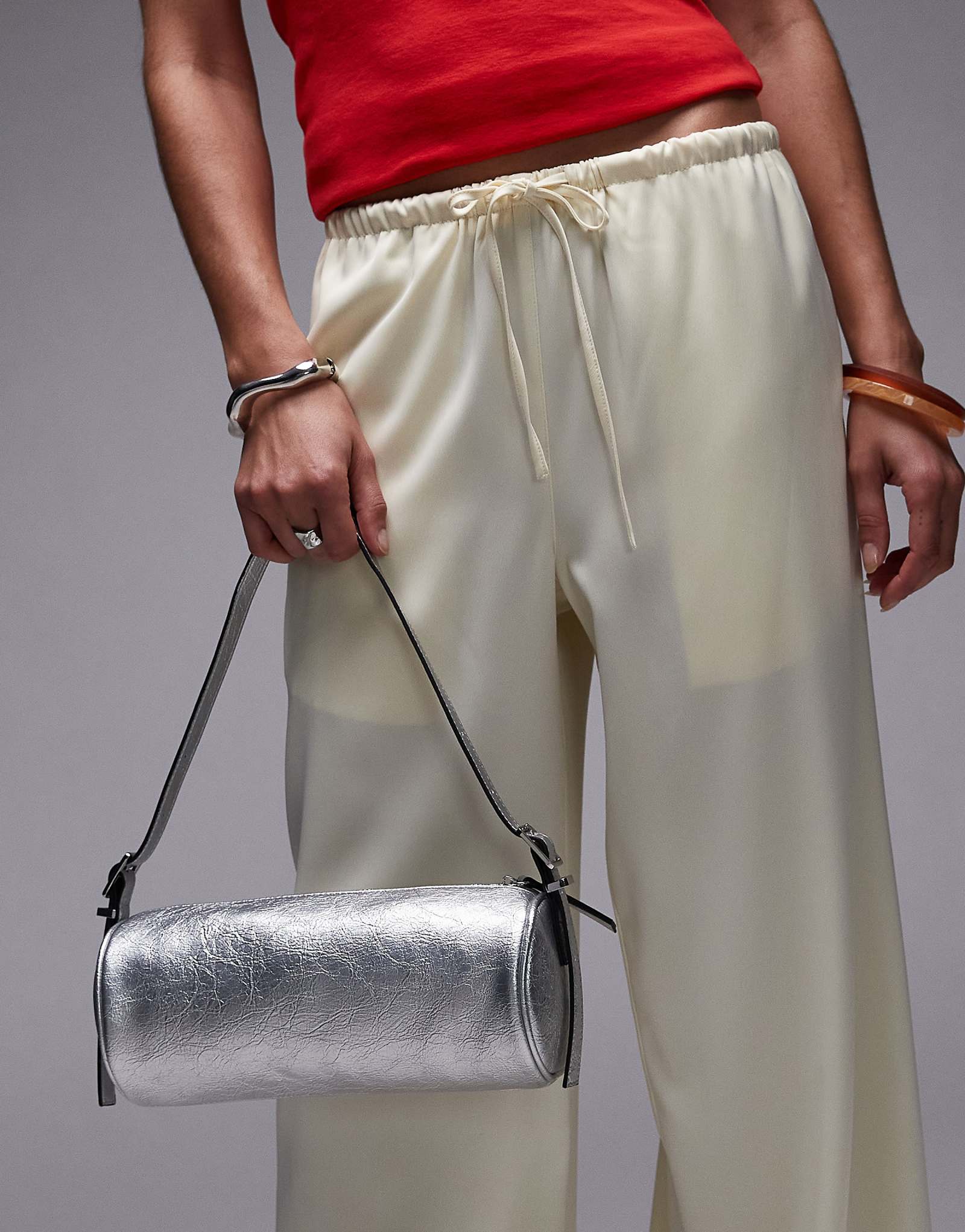 Topshop Sari barrel shoulder bag in silver 6890₽