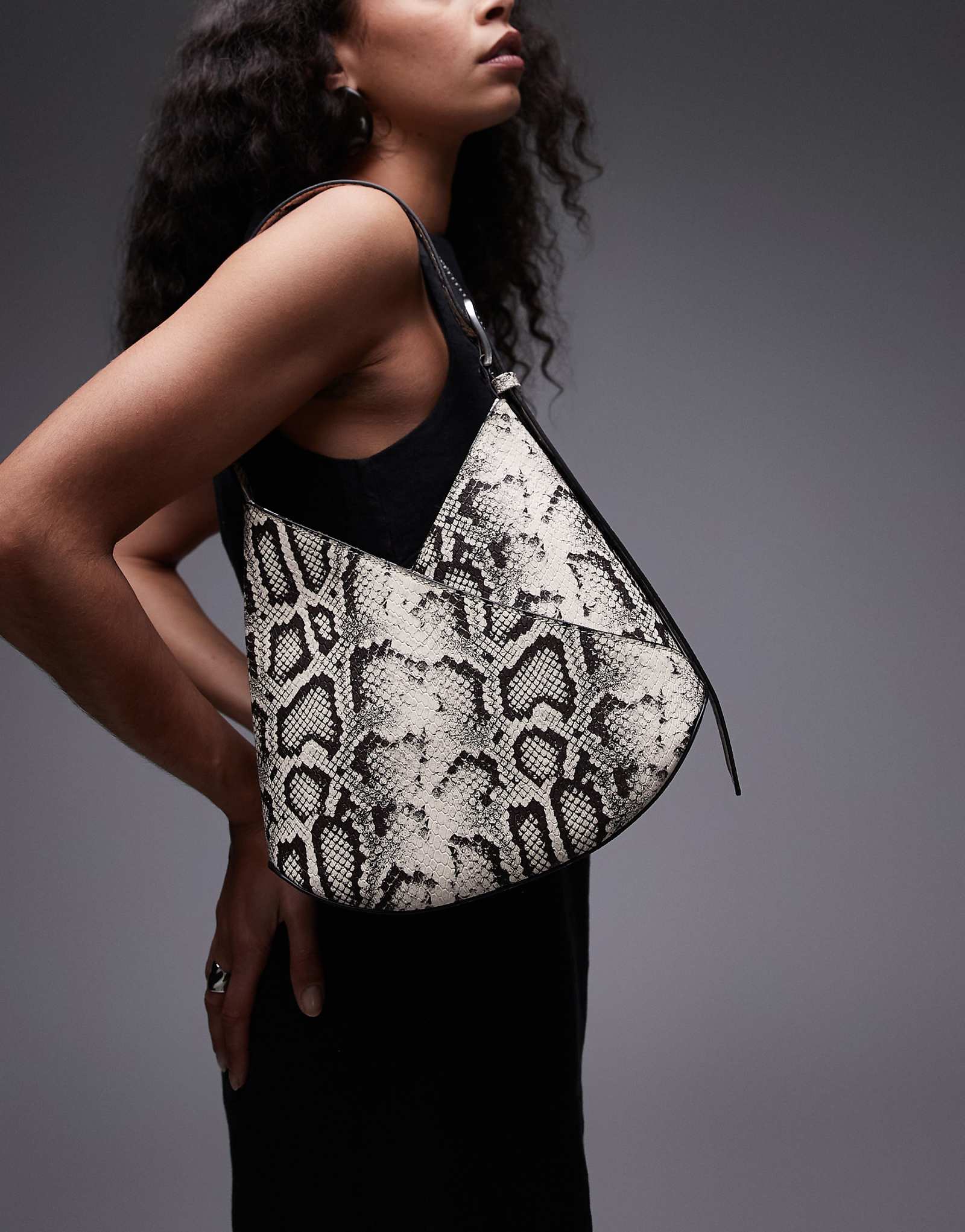 Topshop Sascha V shoulder bag in snake print 5490₽