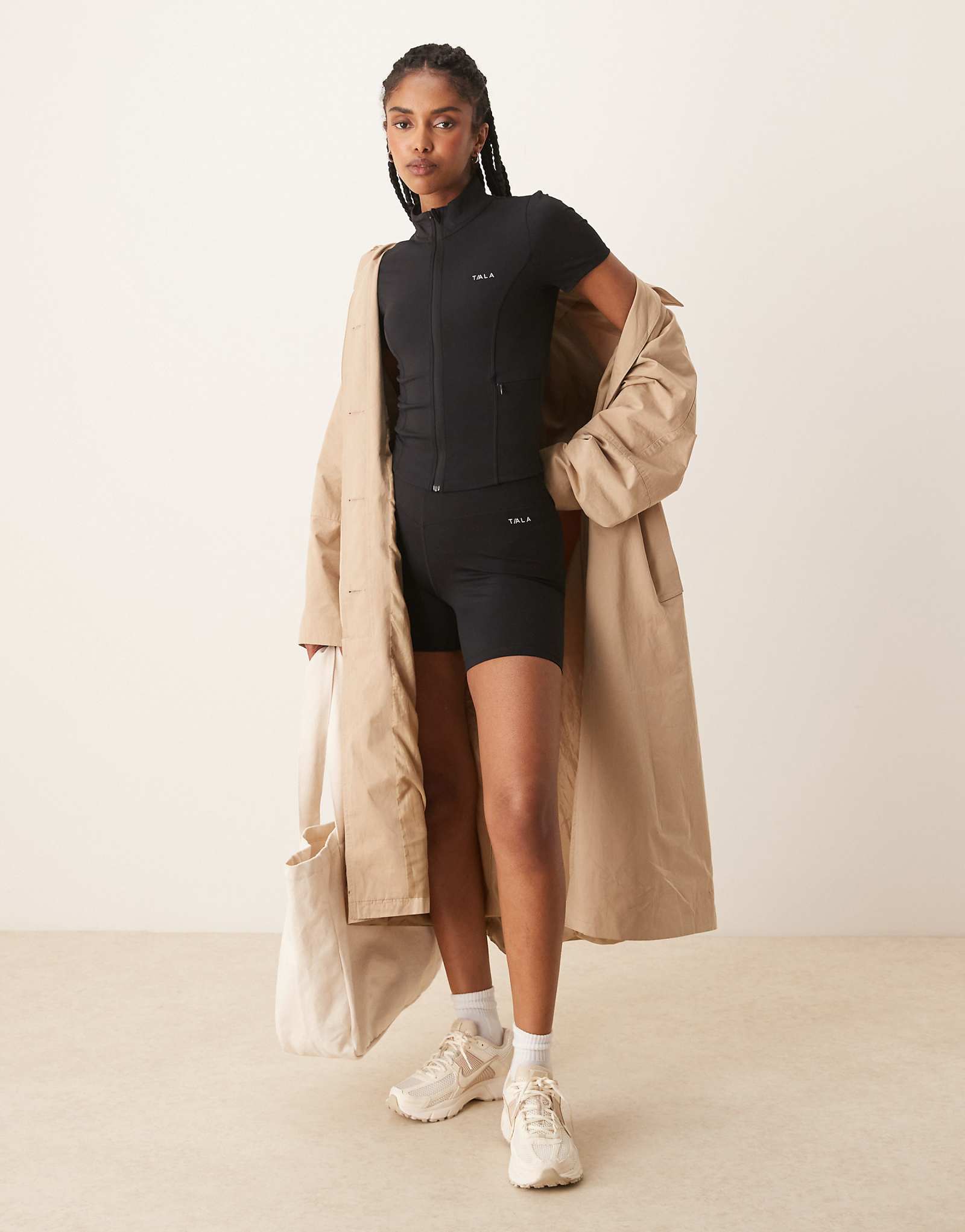 Tala SkinLuxe V Waist Short in black 10890₽