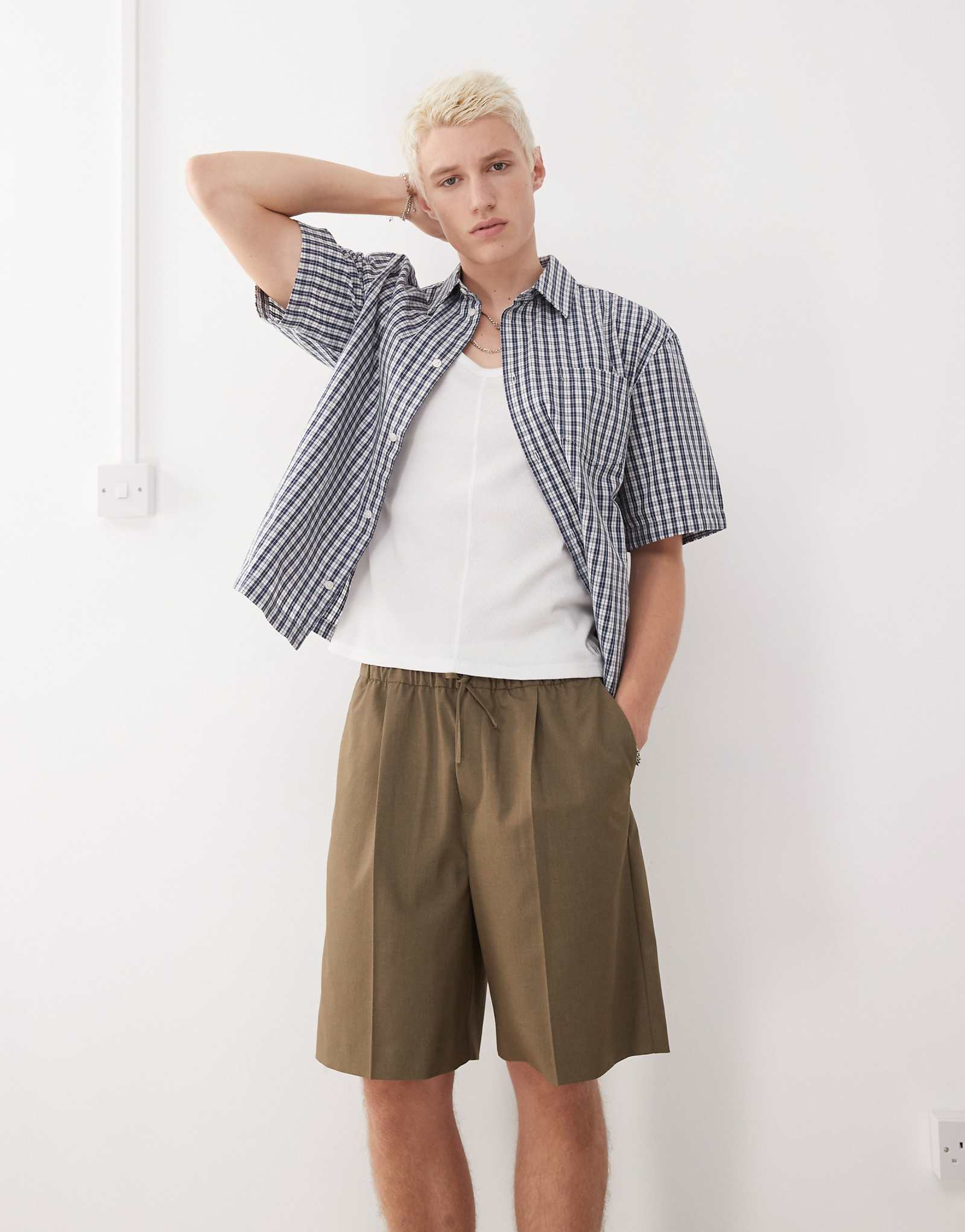 Weekday oversized smart shorts with elastic waist in khaki 11190₽