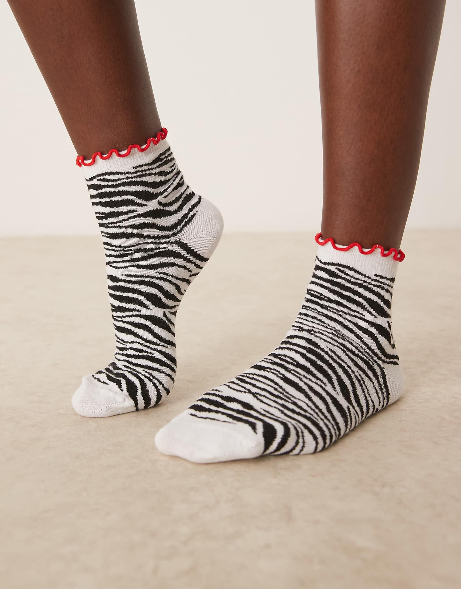 ASOS DESIGN zebra contrast frill top ankle socks 1890₽