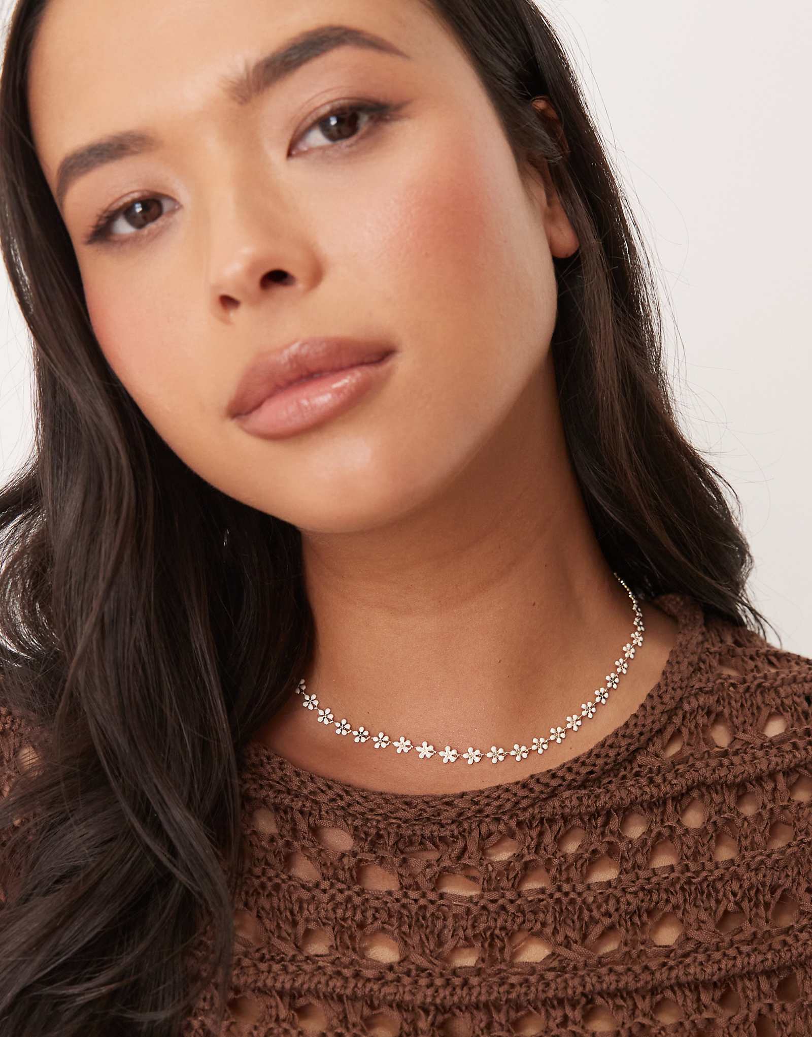 ASOS DESIGN Curve short necklace with mini white flower detail 2590₽