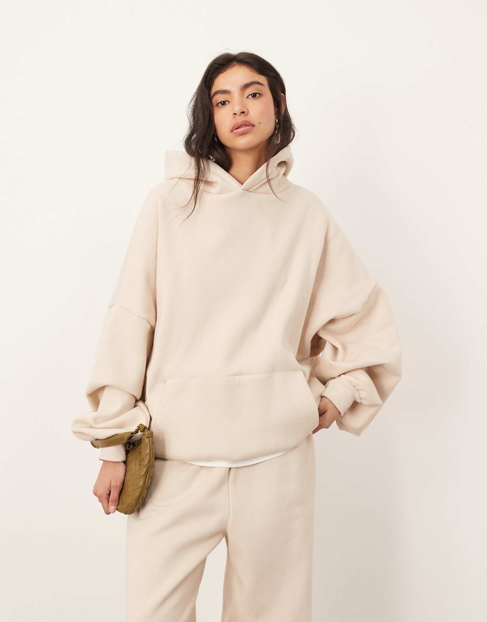 ARRANGE oversized premium heavyweight hoodie in oatmeal 17190₽