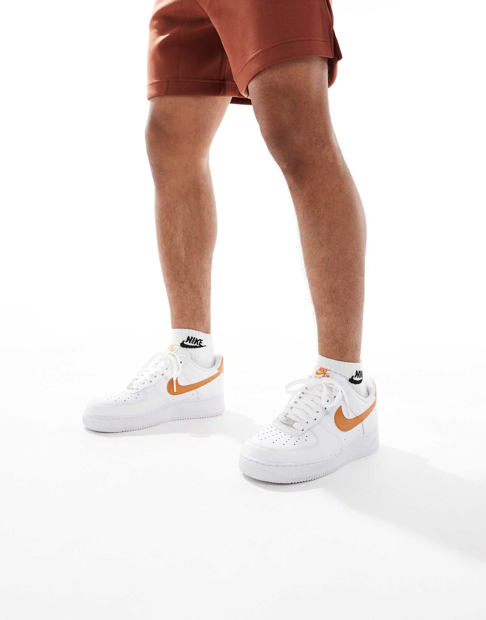 Nike Air Force 1 07 sneakers in white and brown 23490₽