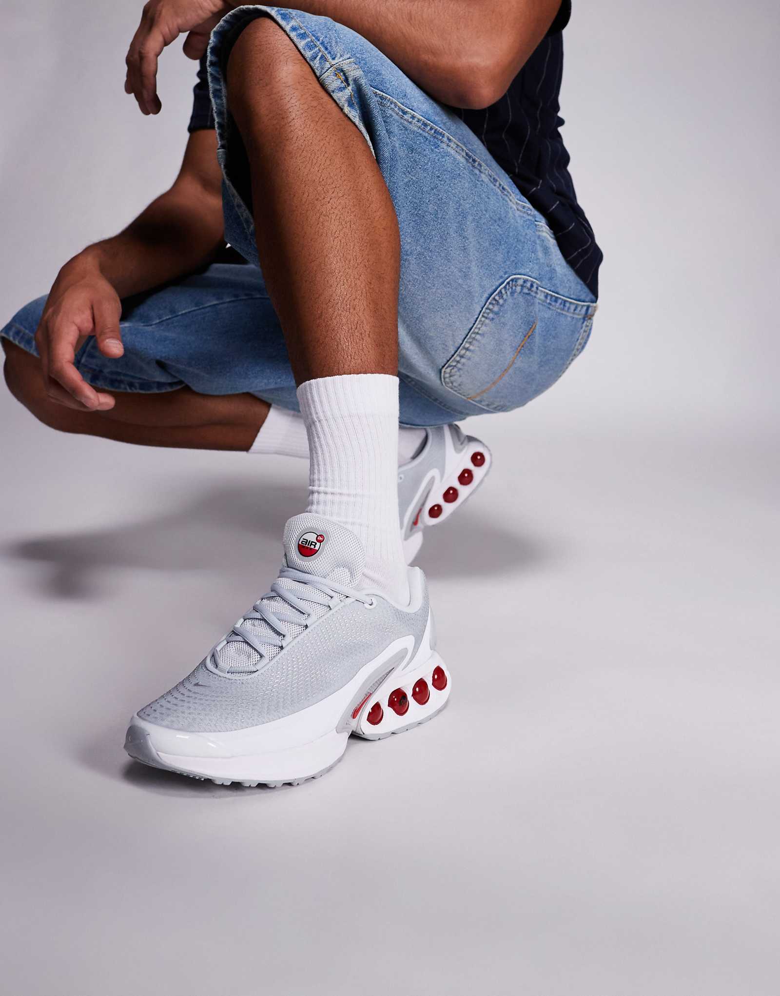 Nike Air Max DN sneakers in light gray and red 30490₽