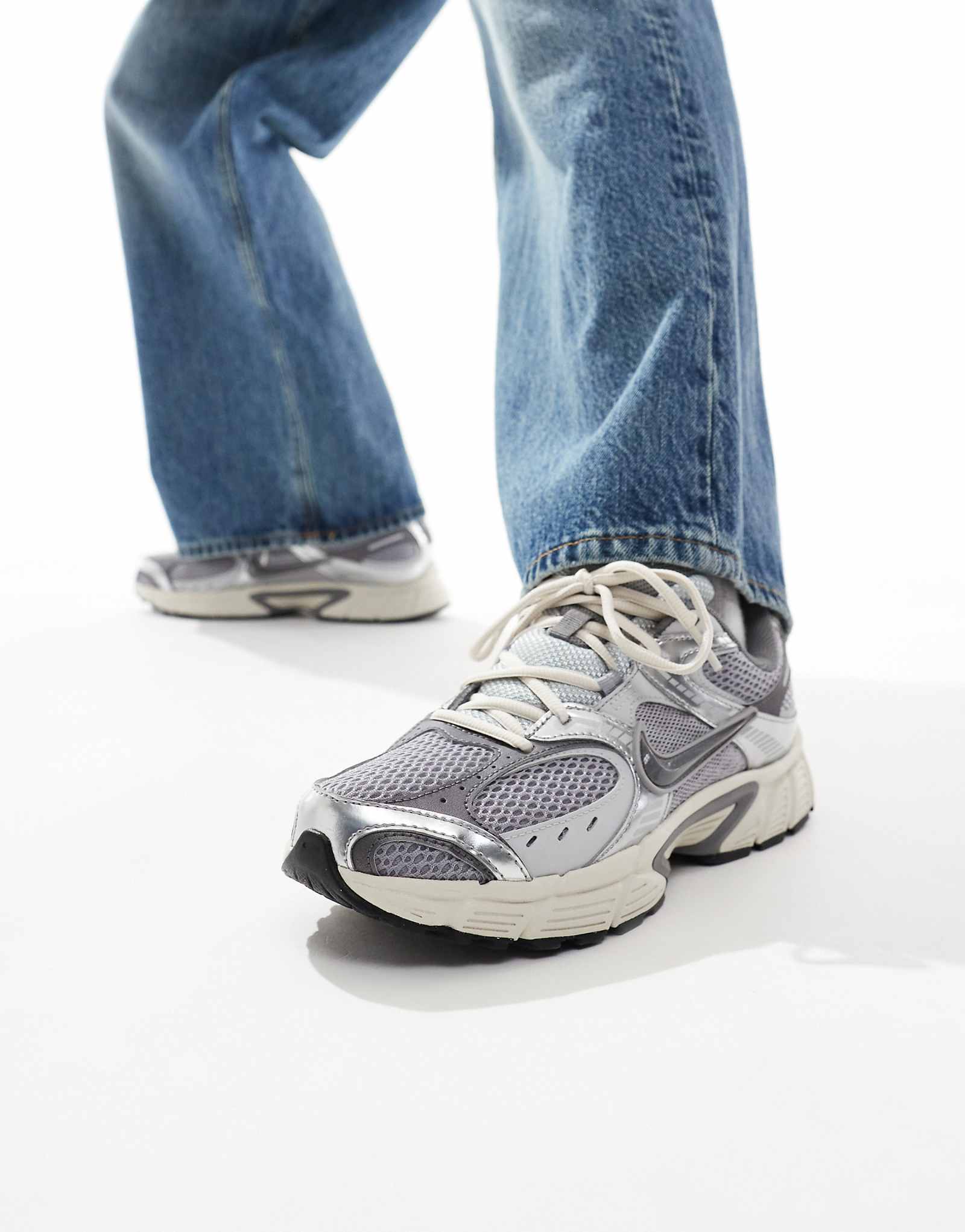 Nike V5 RNR sneakers in gray and silver 18390₽