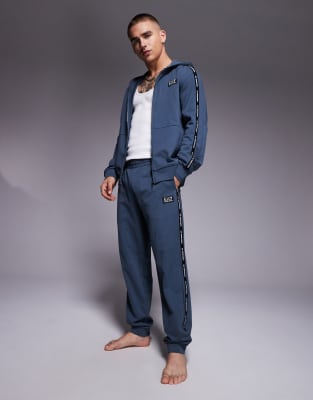 Спортивные брюки Armani EA7 с манжетами и лентой с логотипом темно-серого цвета - часть комплекта