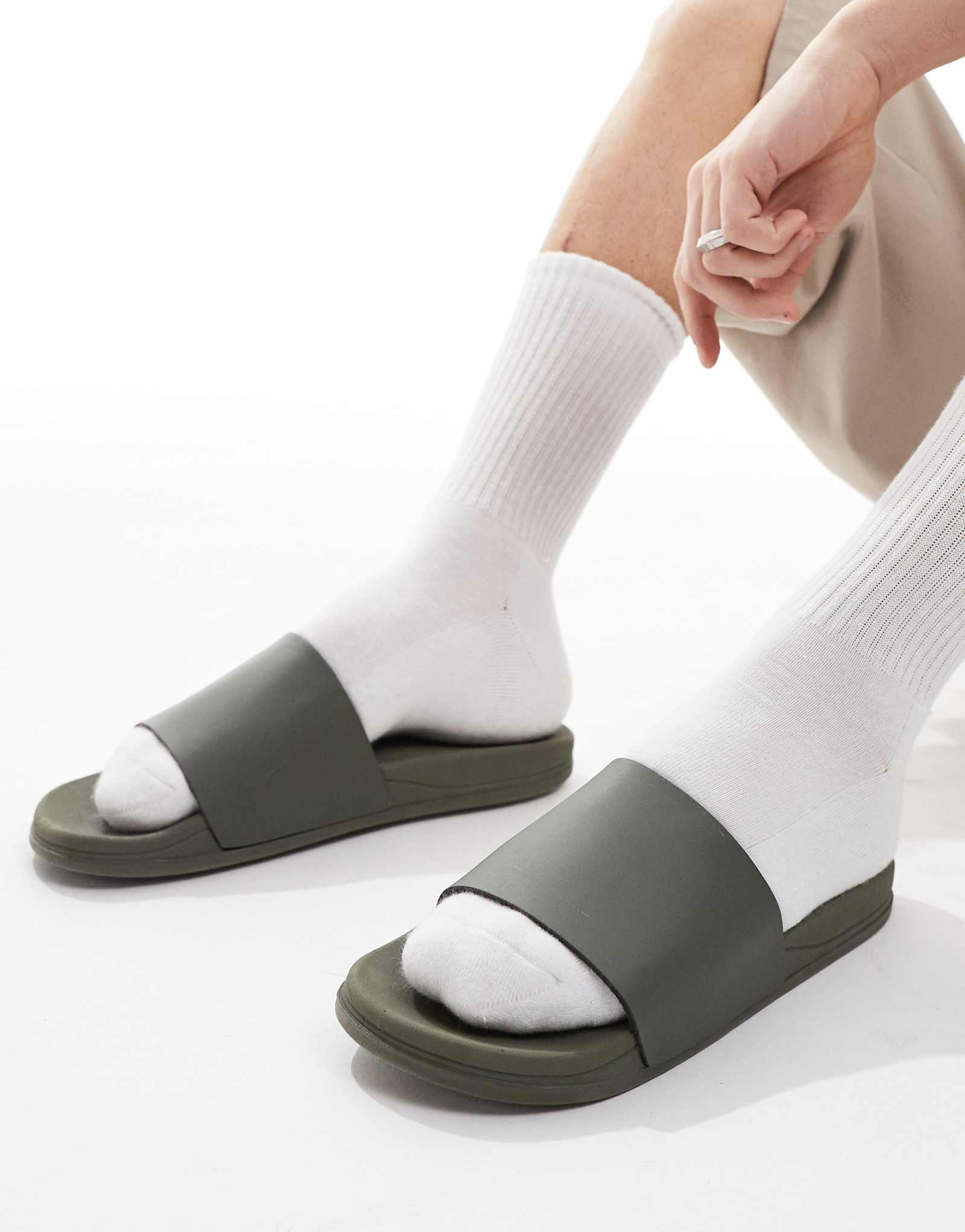 SEQWL Mamun sandals with strap in olive