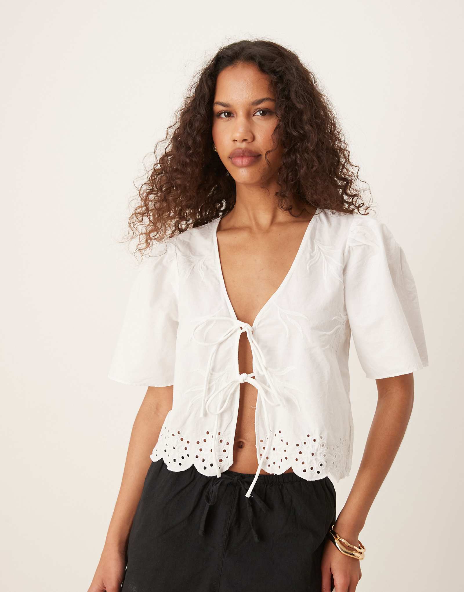JDY tie front eyelet cropped blouse in white 8390₽