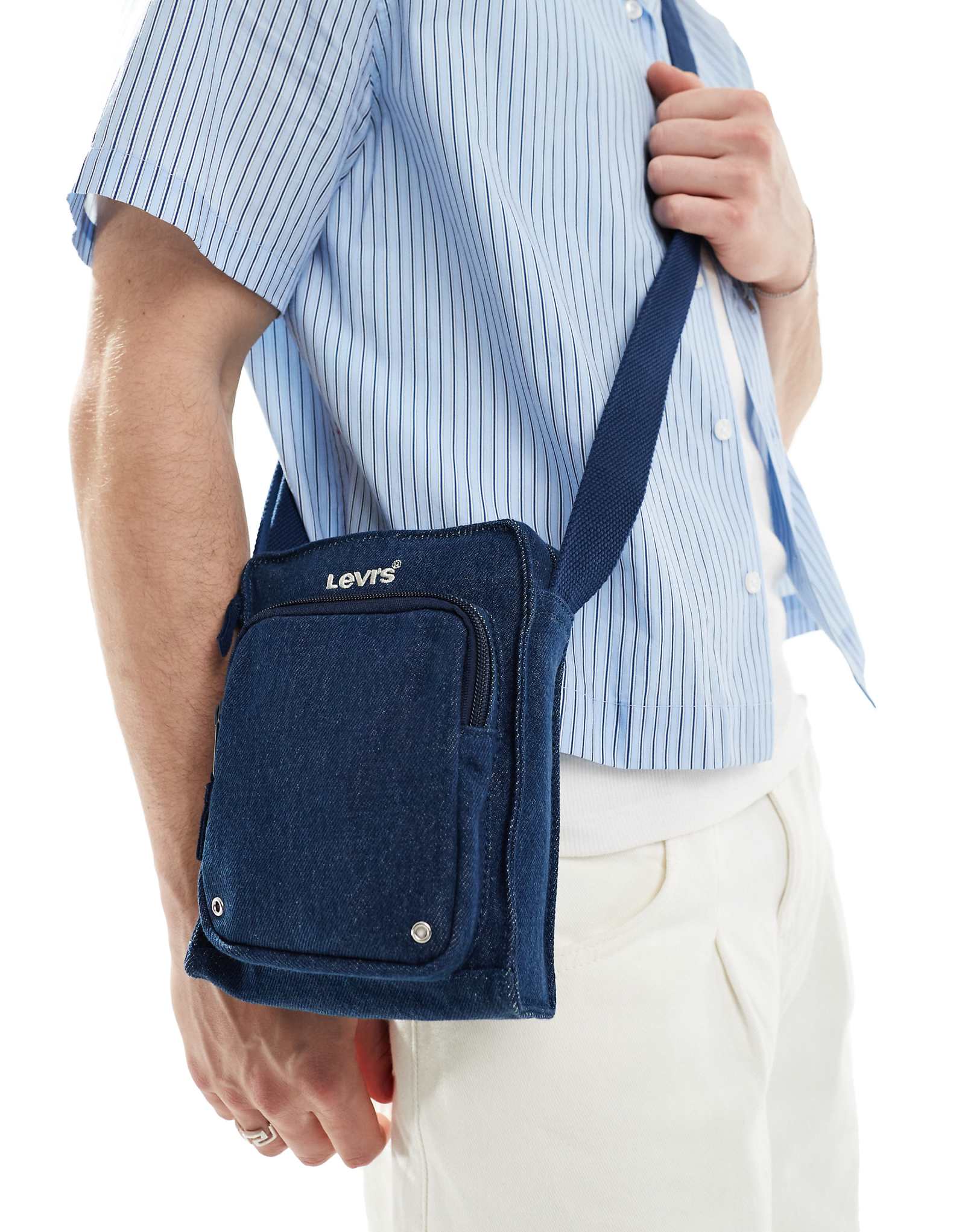Levis small zip denim crossbody bag in dark wash 8090₽