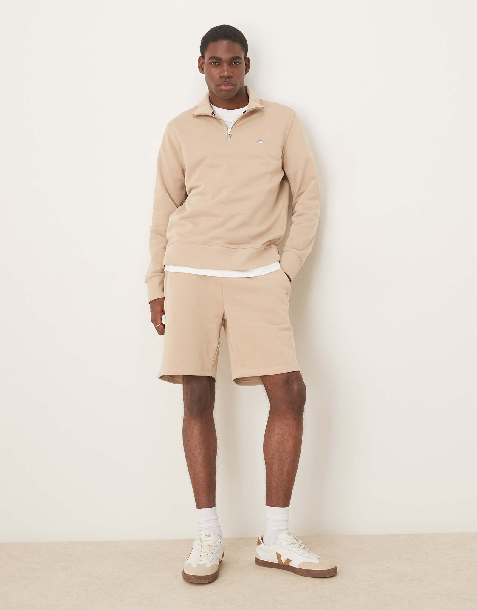 GANT shield logo sweatshirt fabric shorts in beige - part of a set 17590₽
