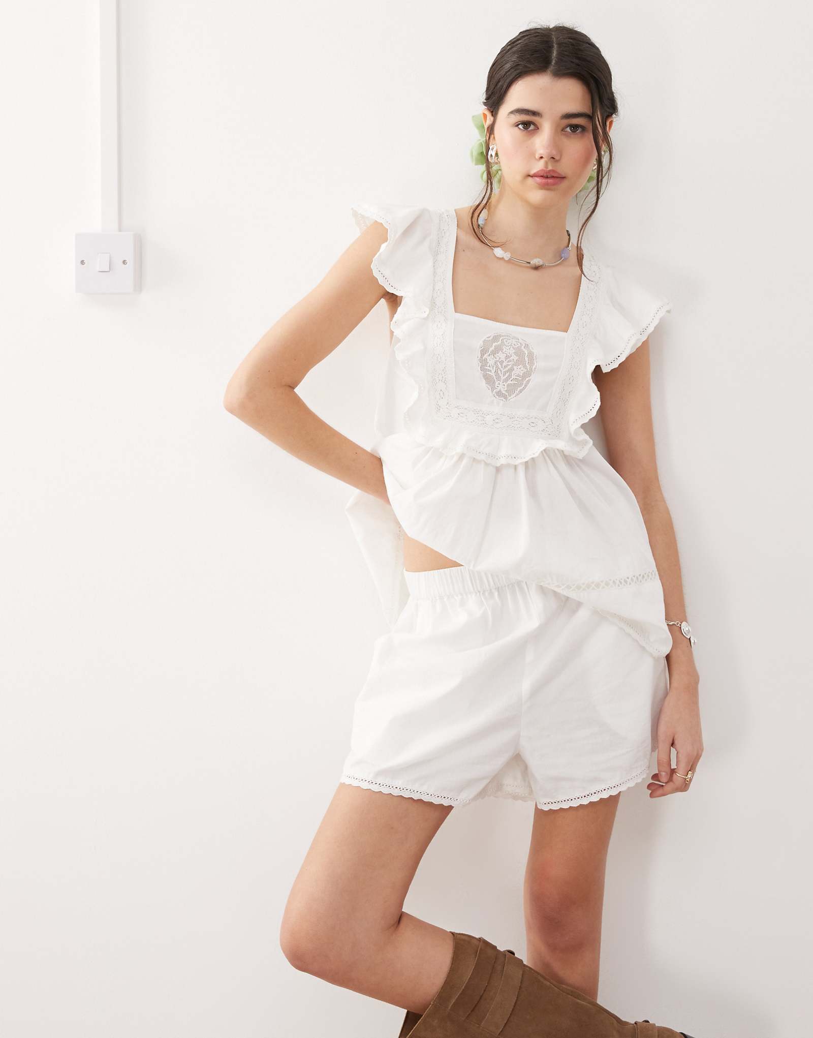 Reclaimed Vintage pull on shorts in white with embroidery edge - part of a set 7090₽