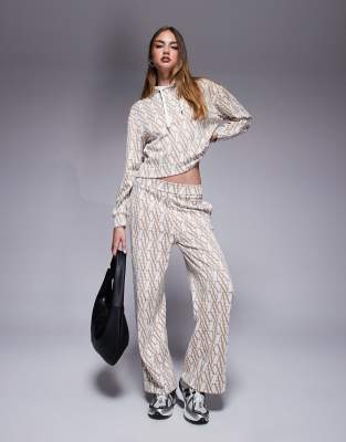 Широкие трикотажные брюки с монограммой Armani Exchange бежевого цвета - часть комплекта