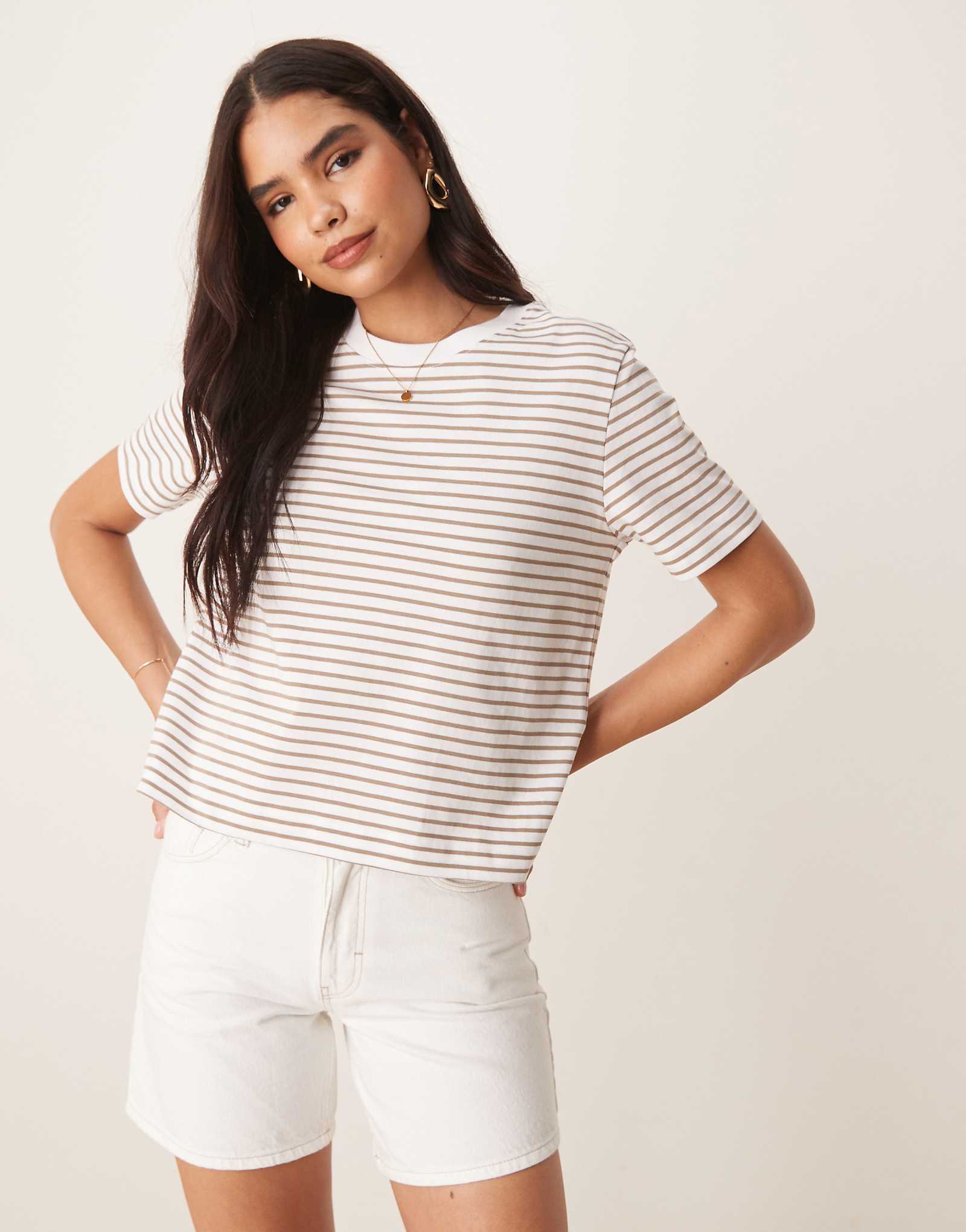 Выбранная женская футболка в бело-серую полоску 9790₽