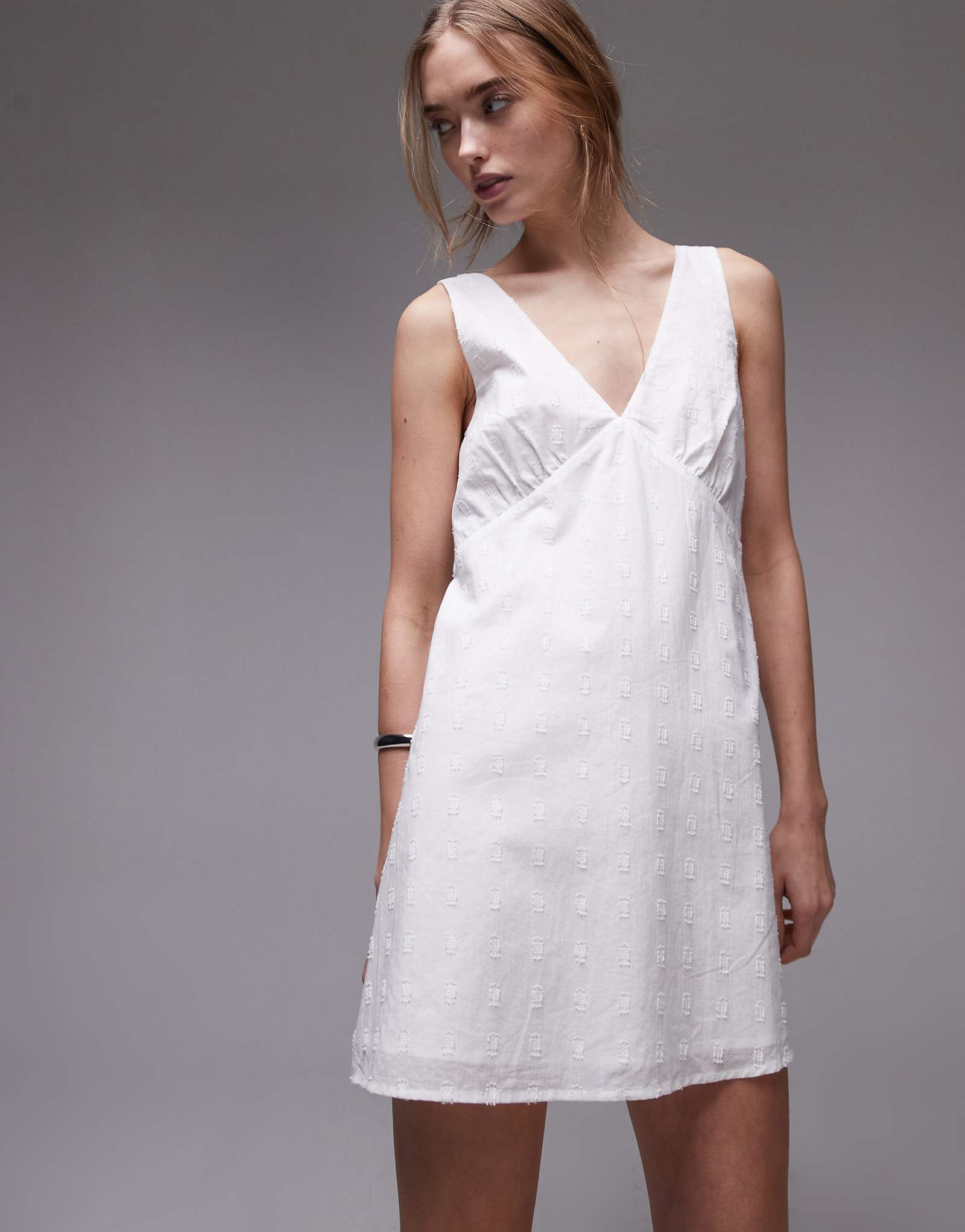 Rhythm mirage mini v neck dress in white 12790₽