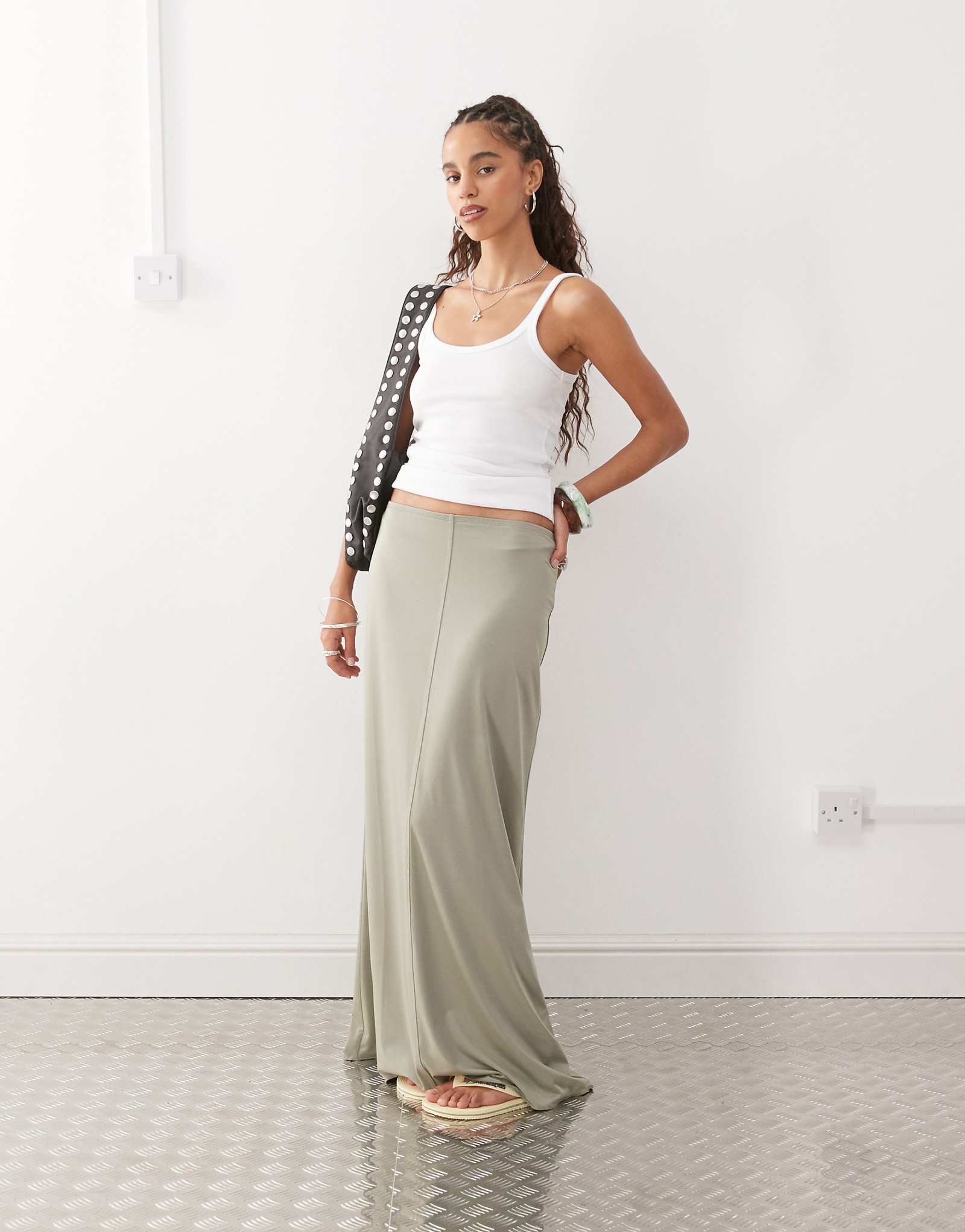 Monki floaty maxi skirt in khaki 5690₽