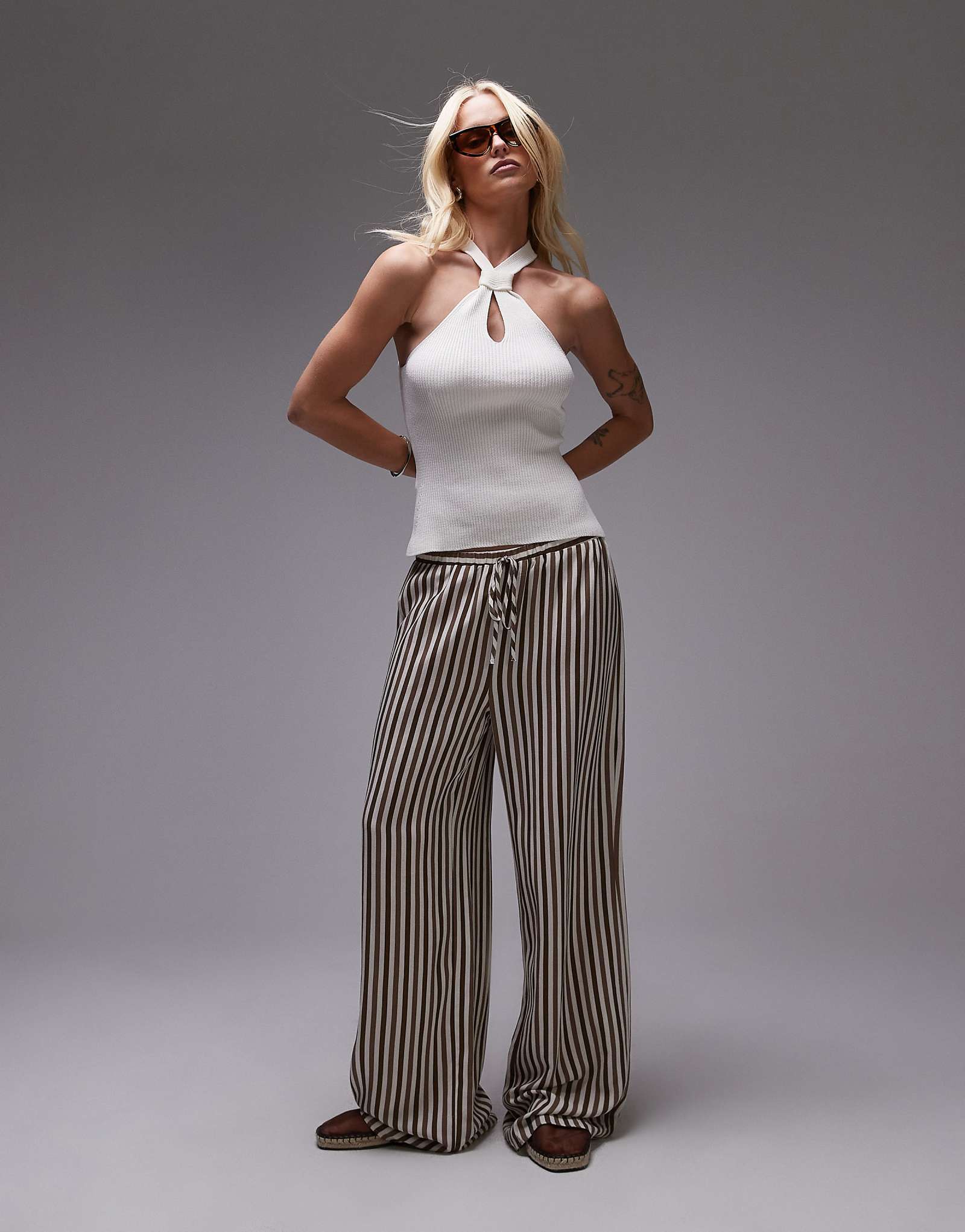 Mango twist halter key hole knit top in white 10690₽